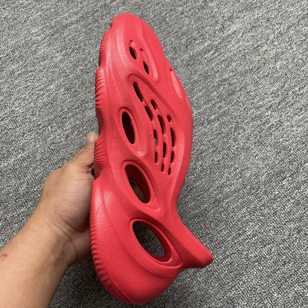 Yeezy Foam Runners Red tenisice — straga