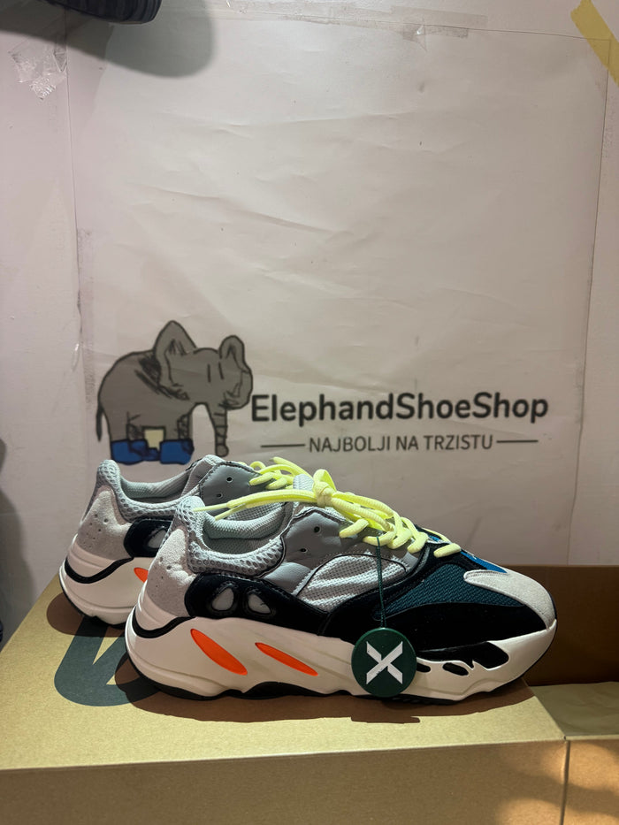 Yeezy 700 tenisice — bočni prikaz