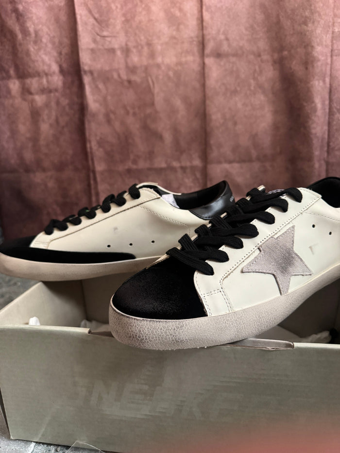 Golden Goose Black/White tenisice — bočni prikaz