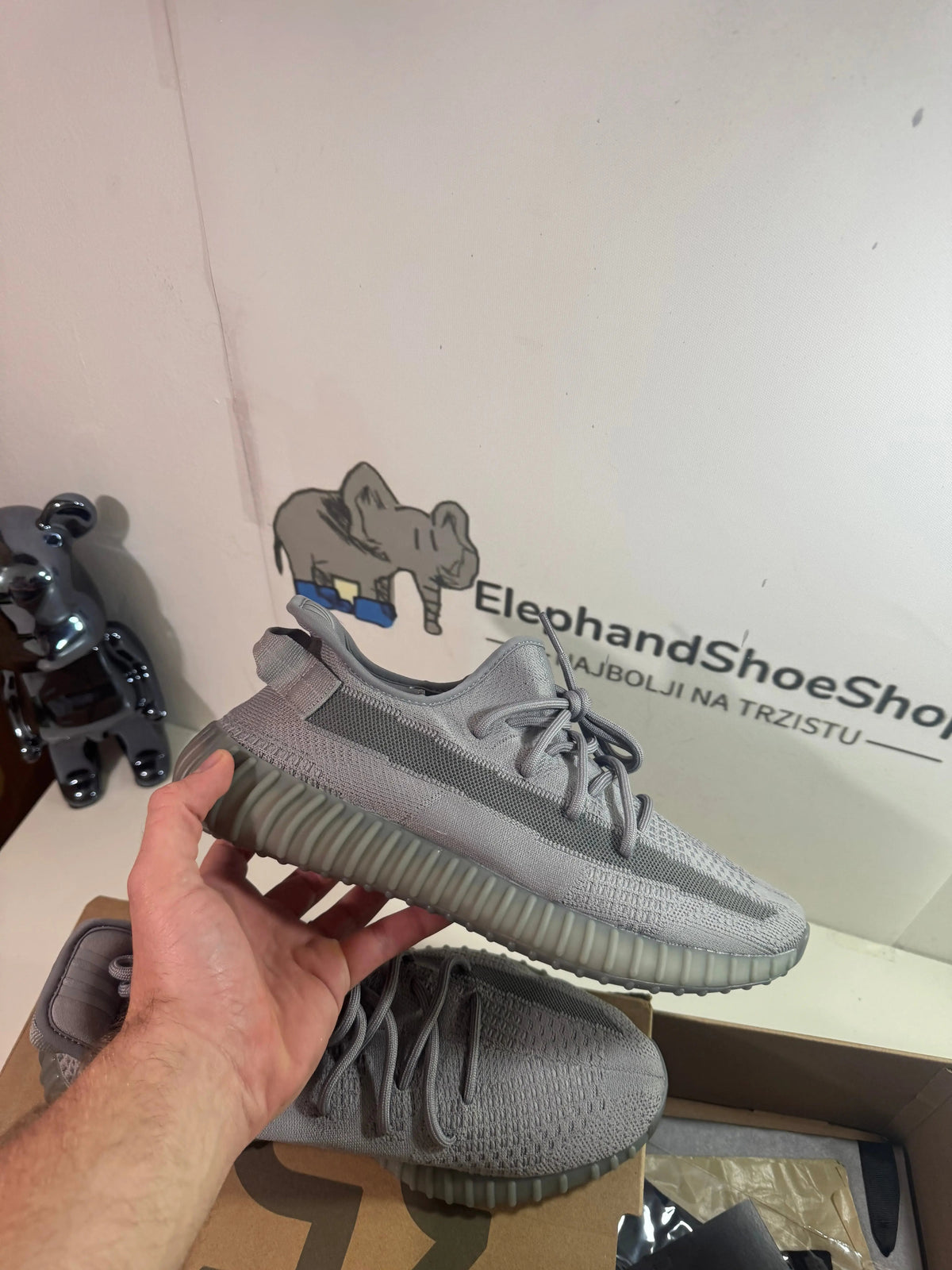 Yeezy Grey tenisice — bočni prikaz