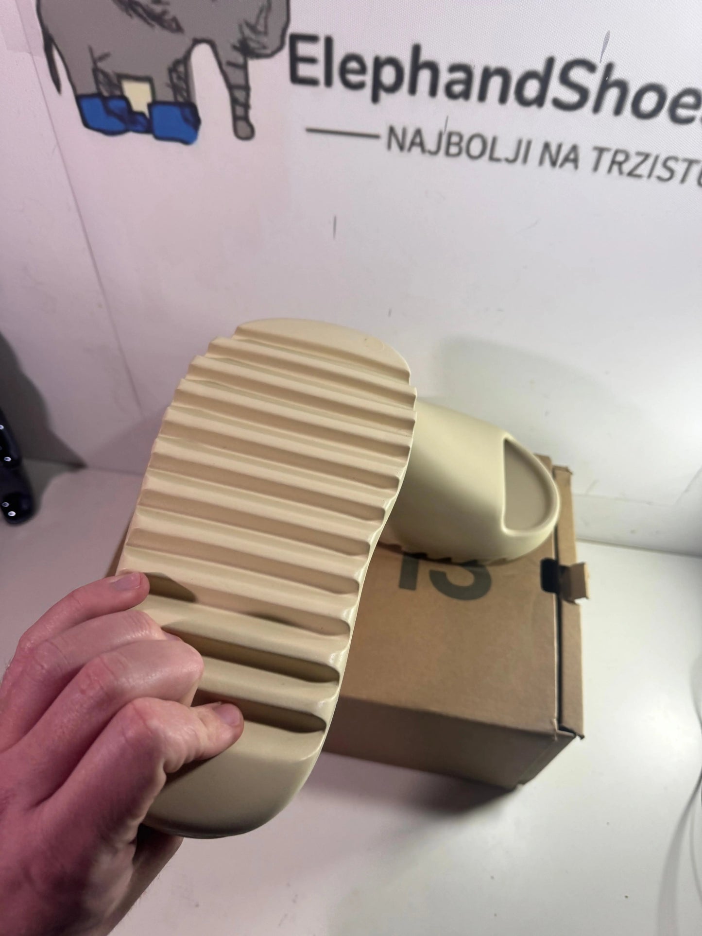 Yeezy Slide Sand natikače — straga
