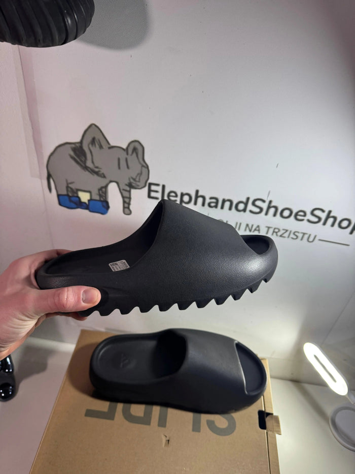 Yeezy Slide natikače — bočni prikaz