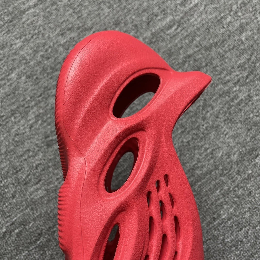 Yeezy Foam Runners Red tenisice — gornji prikaz