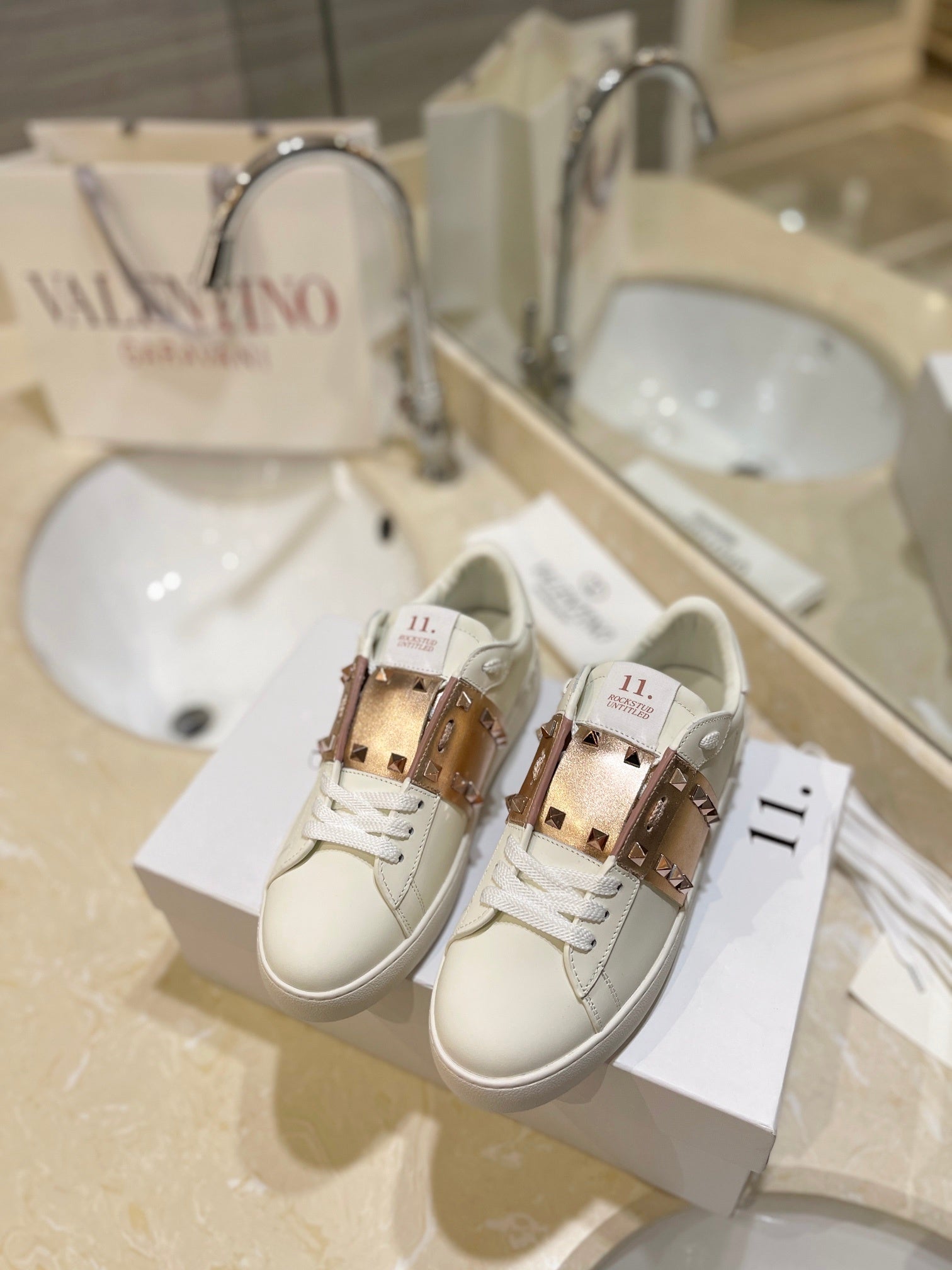 Valentino Low Whole Gold tenisice — detalj