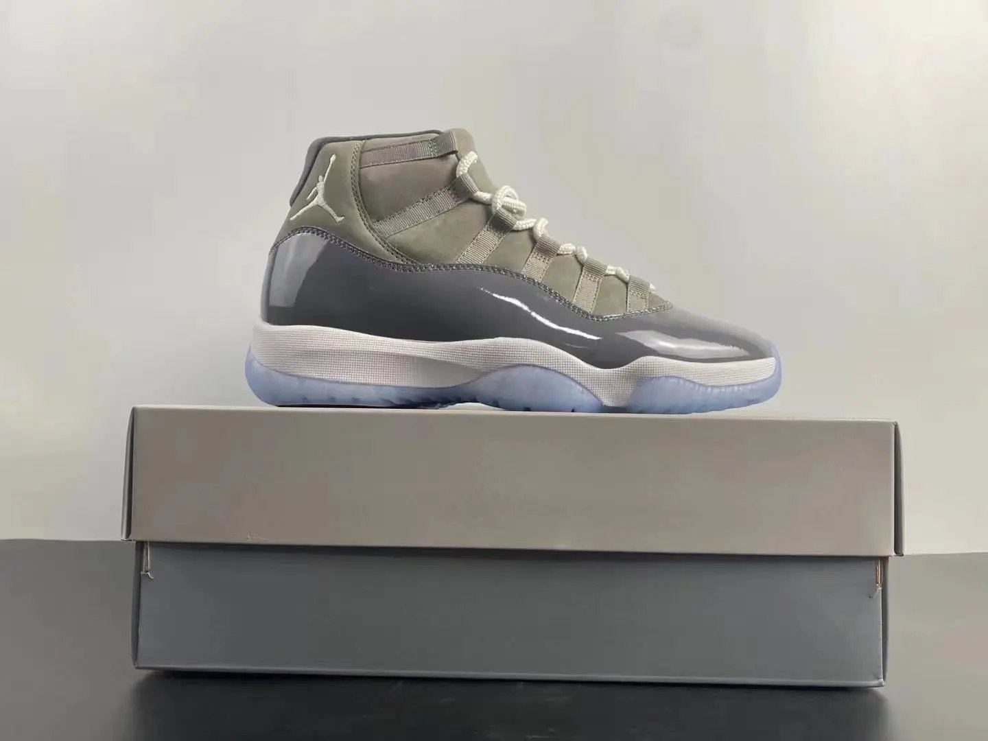 Jordan 11 Grey tenisice — straga