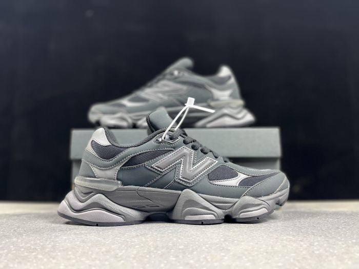 New Balance Black tenisice — bočni prikaz