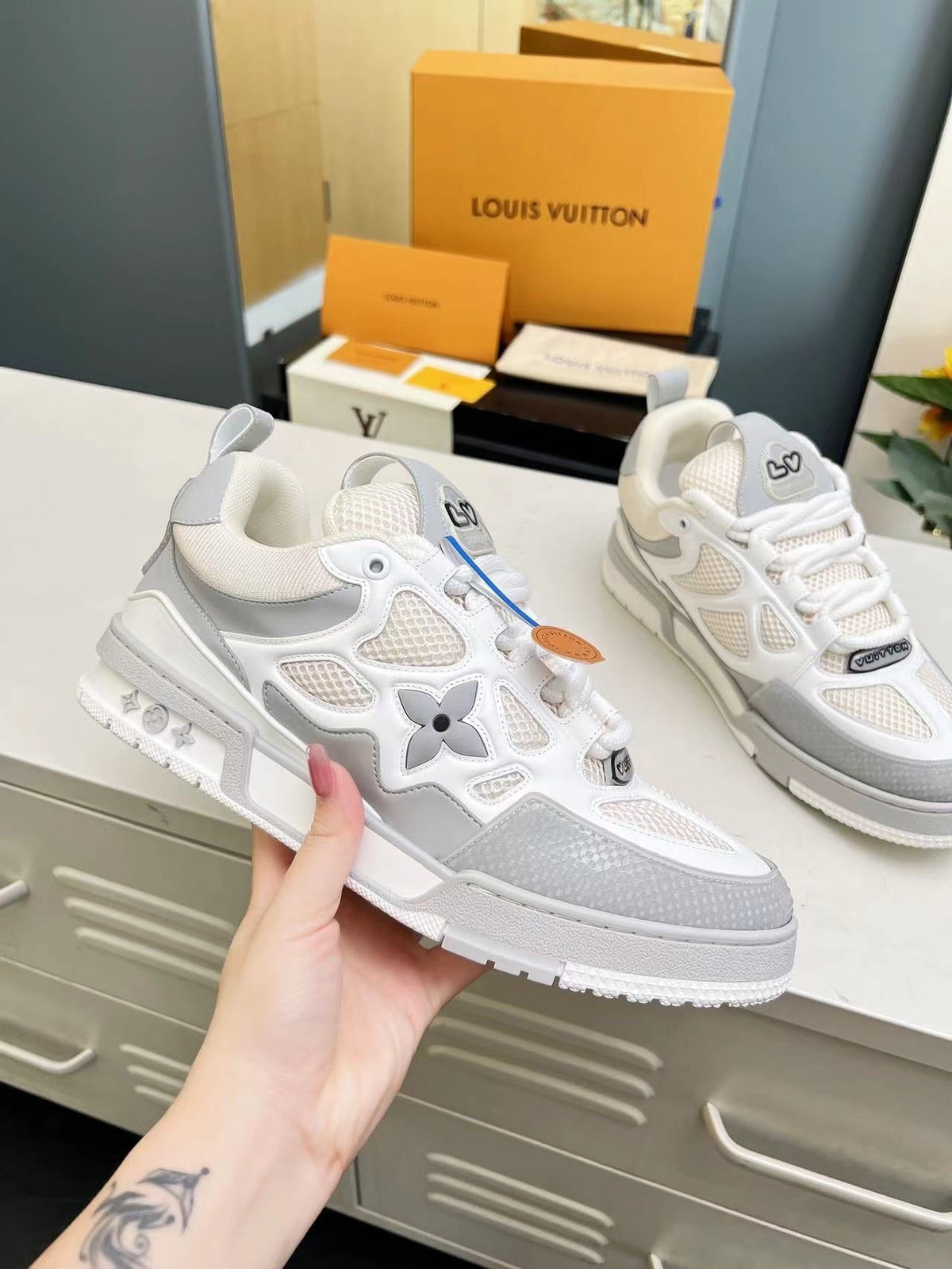 Louis Vuitton Grey tenisice — bočni prikaz