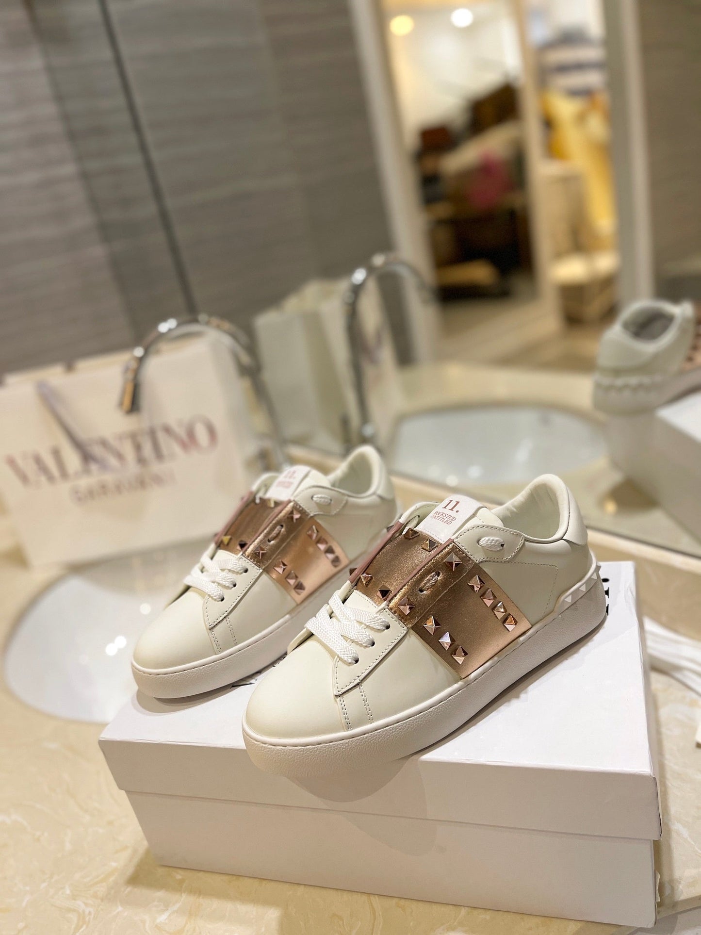Valentino Low Whole Gold tenisice — prednji prikaz