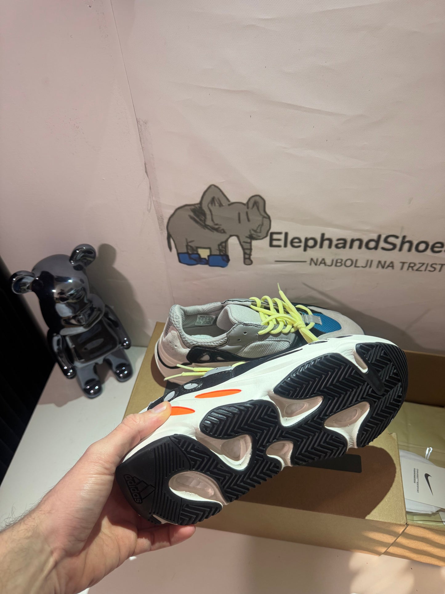 Yeezy 700 tenisice — prednji prikaz