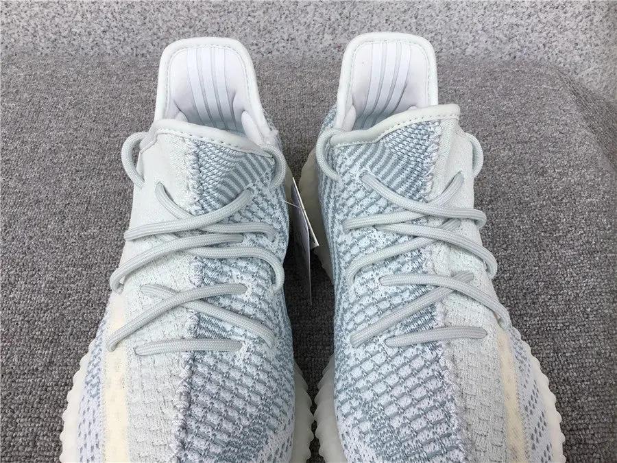 Yeezy 350 Cloud White tenisice — detalj