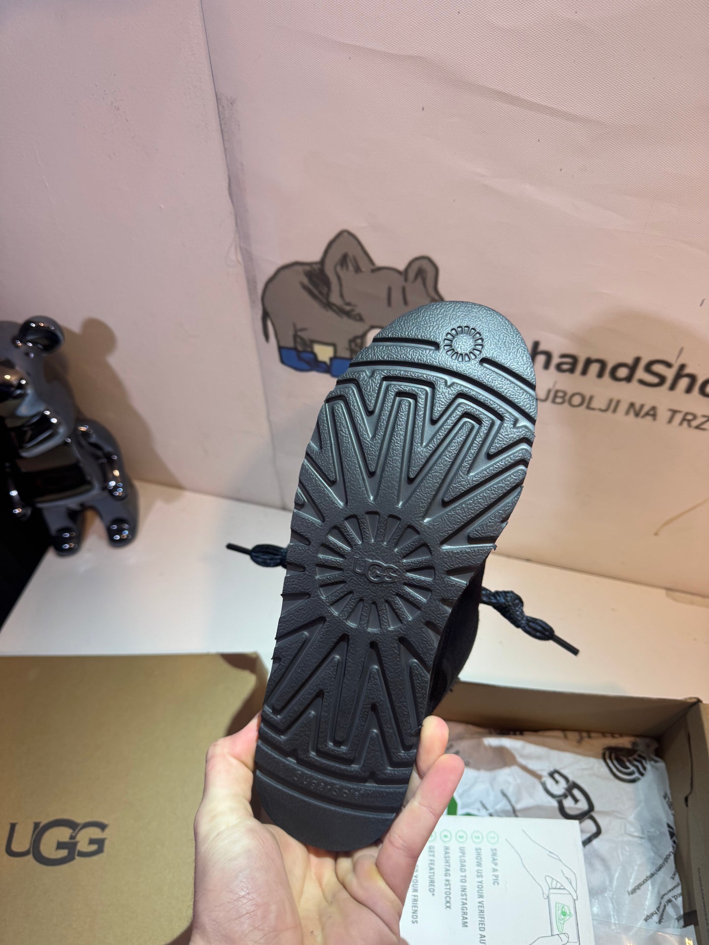 UGG Lowmel Black čizme — detalj