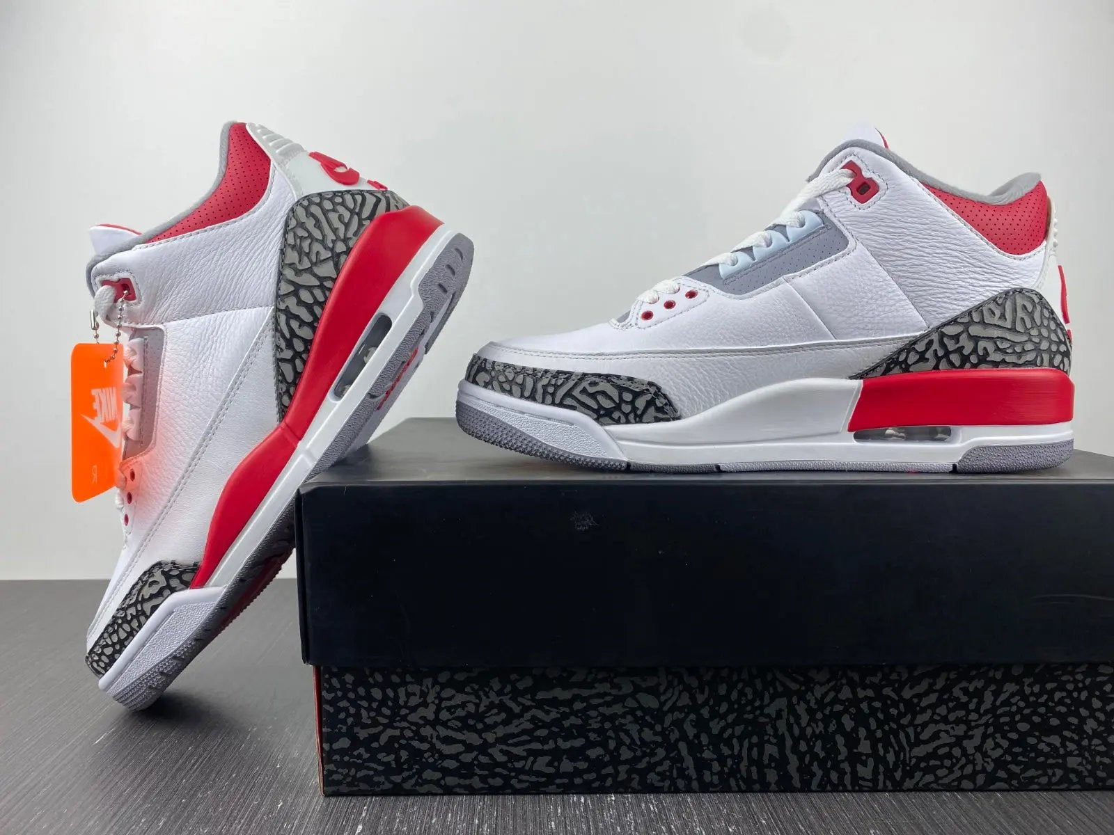 Jordan 3 Fire Red tenisice — bočni prikaz