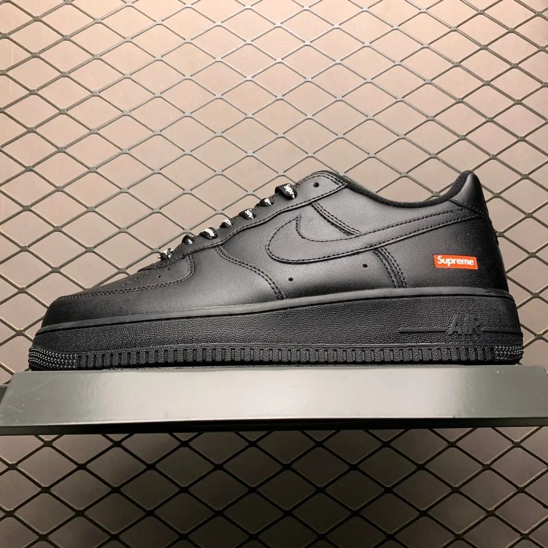 Air Force Supreme Black tenisice — bočni prikaz