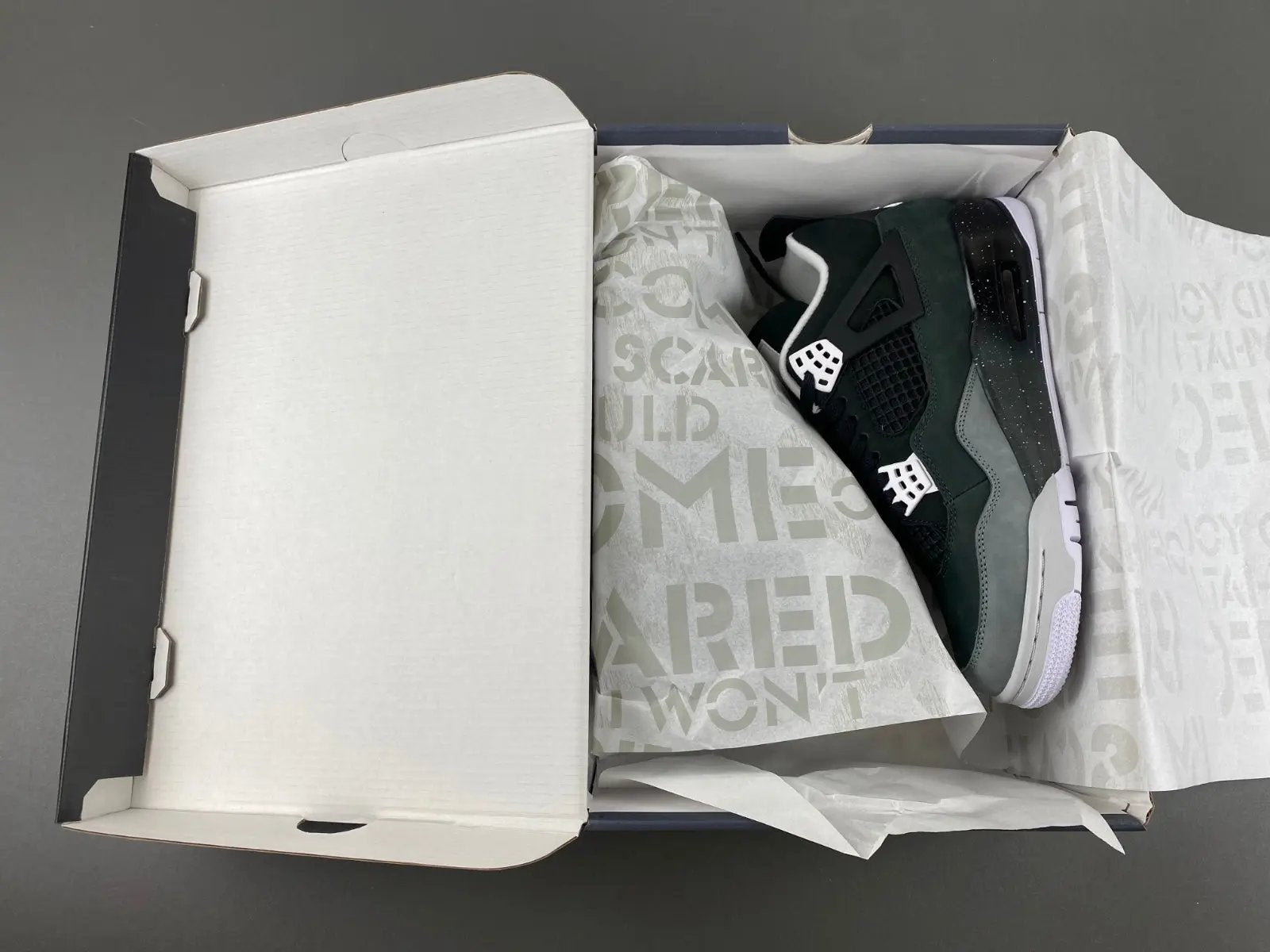 Air Jordan 4 Retro Fear tenisice — prednji prikaz