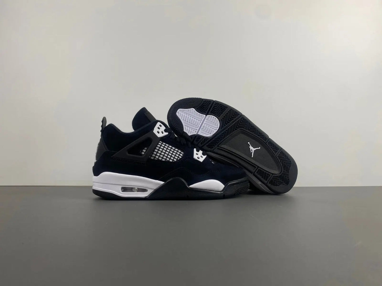 Air Jordan 4 "White Thunder" tenisice — prednji prikaz