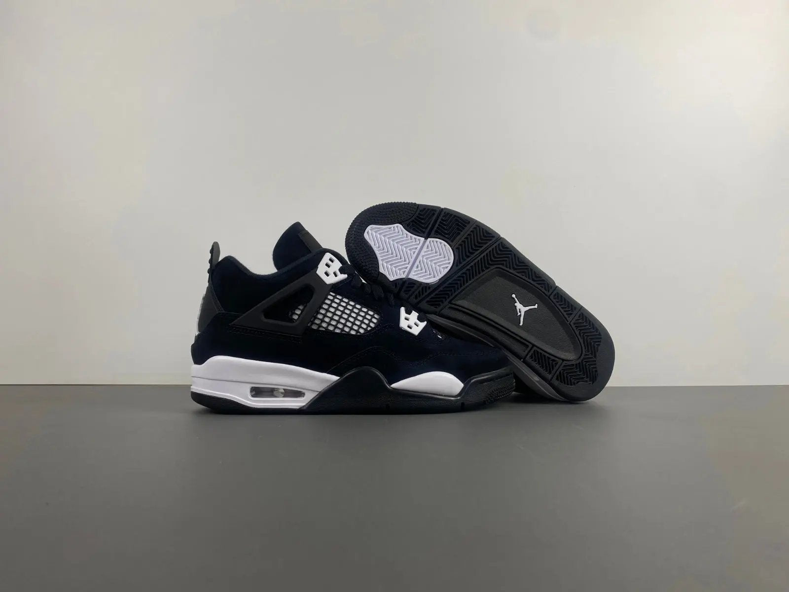 Air Jordan 4 "White Thunder" tenisice — prednji prikaz