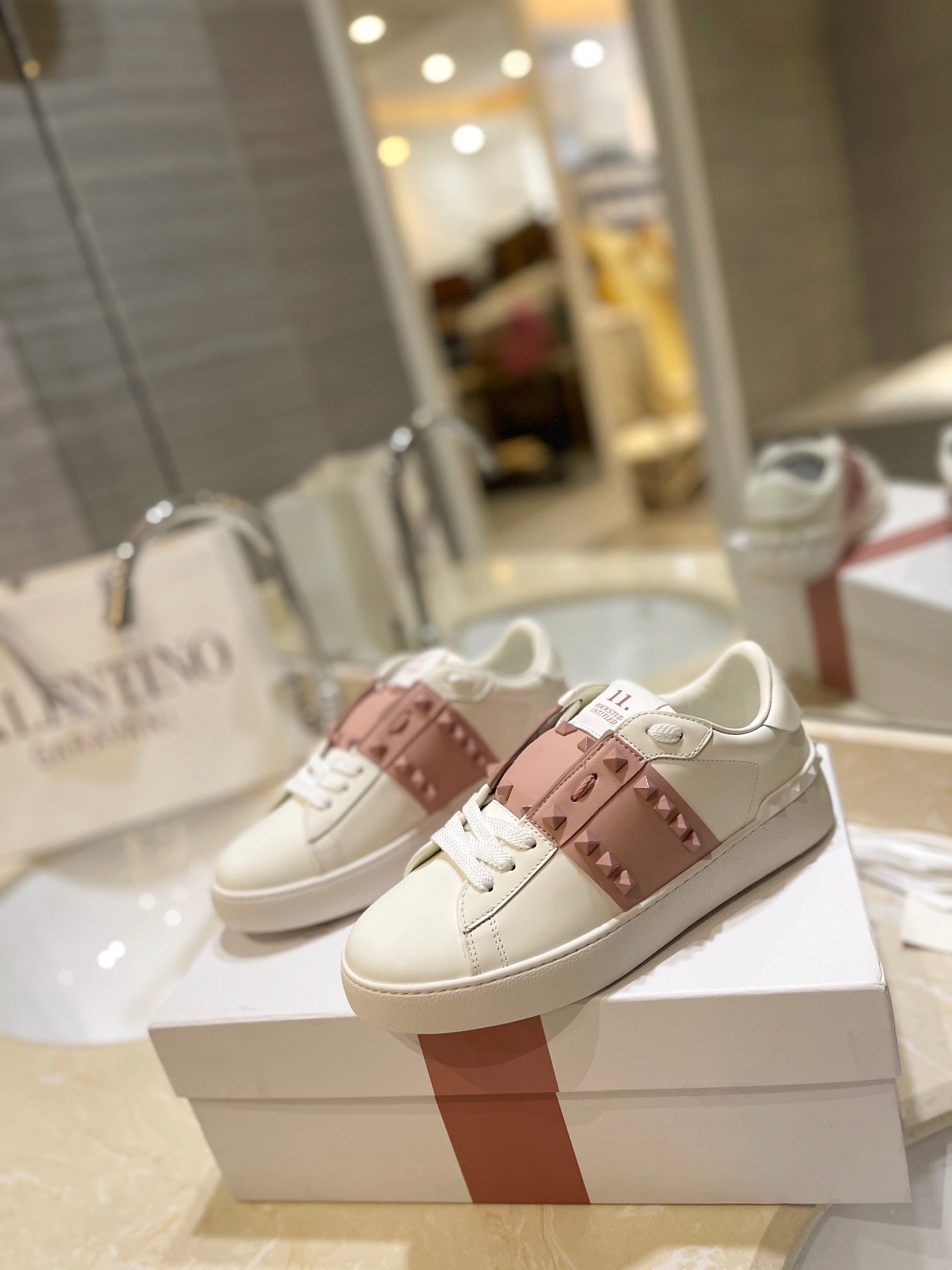 Valentino Low Rose tenisice — prednji prikaz