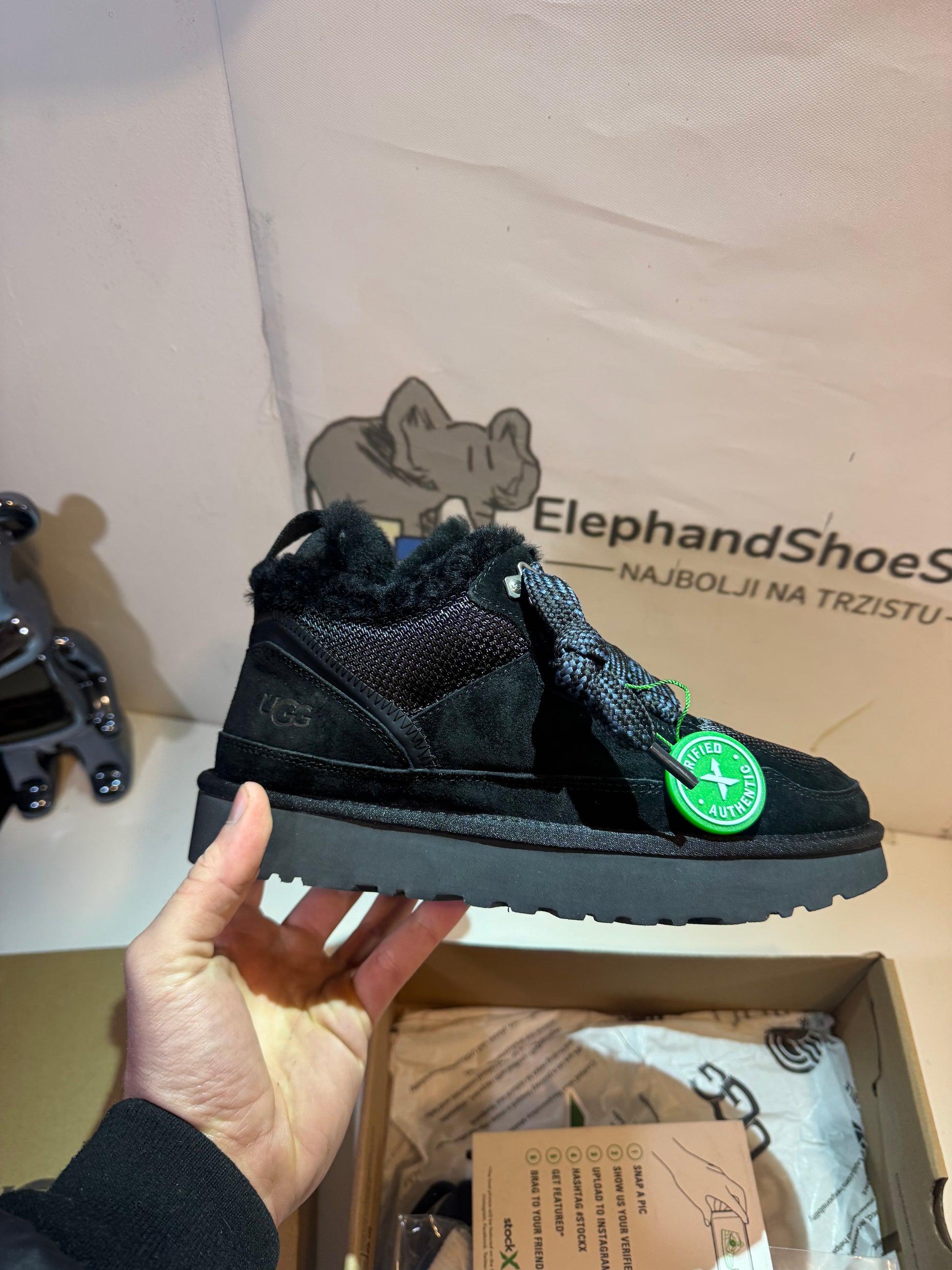 UGG Lowmel Black čizme — bočni prikaz