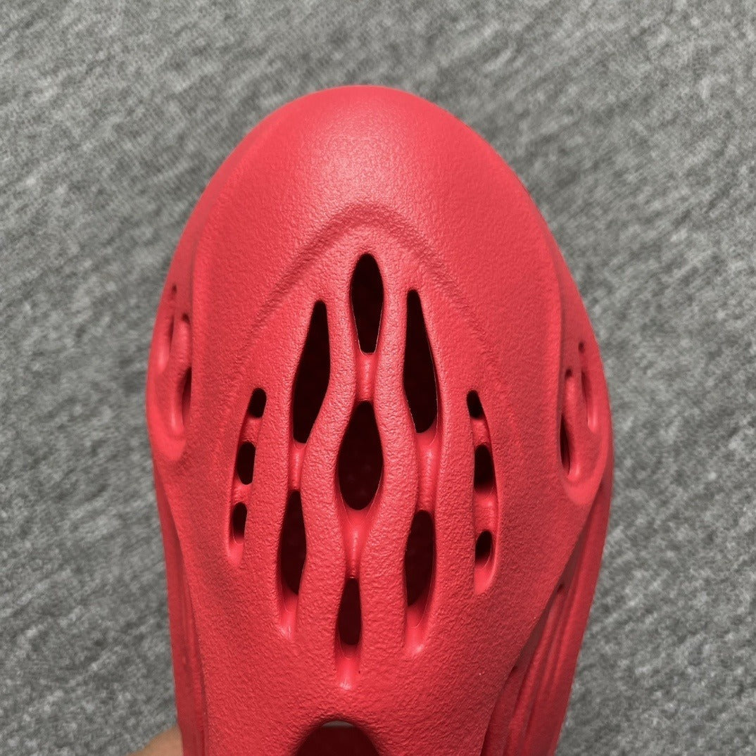 Yeezy Foam Runners Red tenisice — detalj