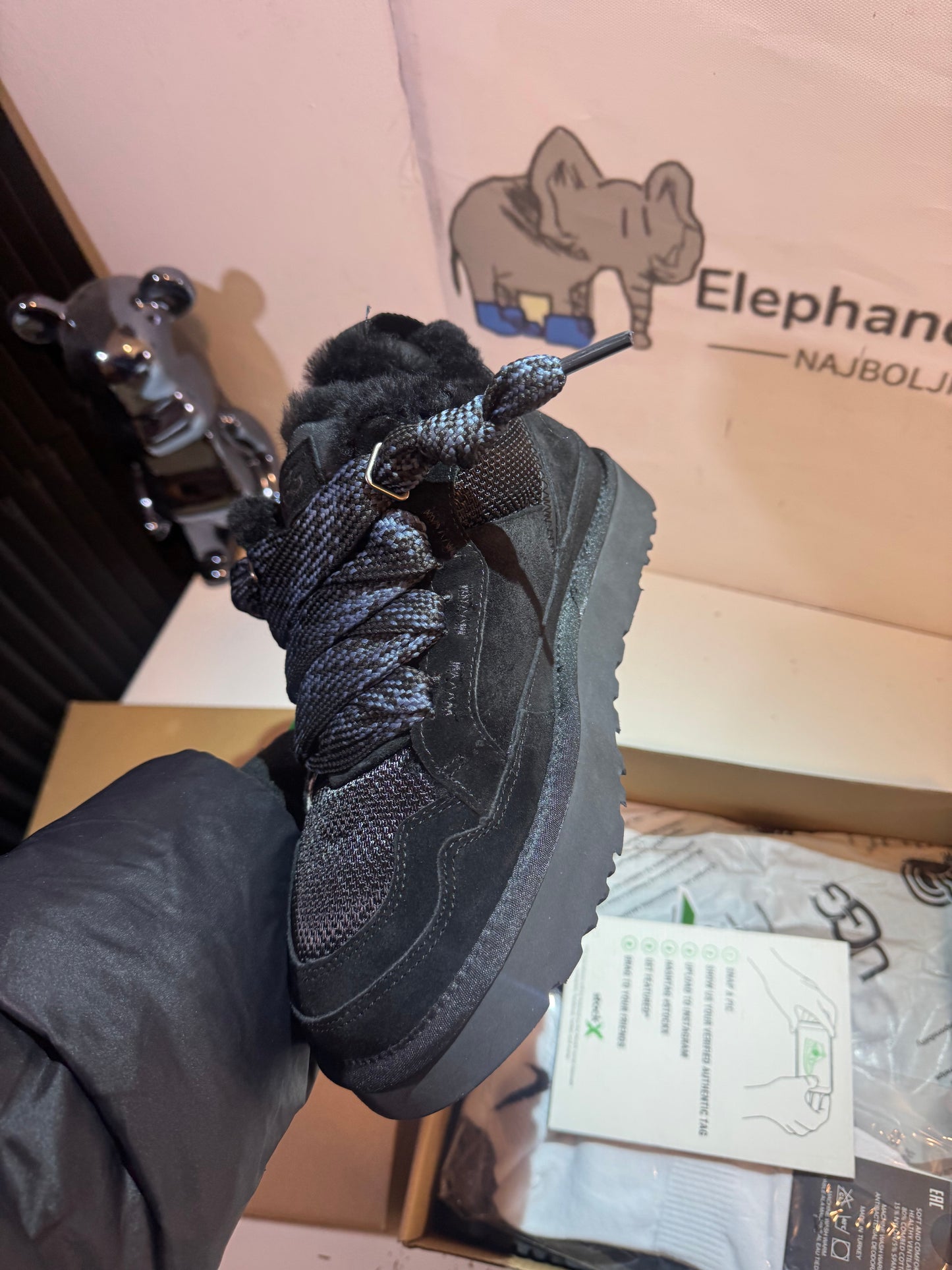 UGG Lowmel Black čizme — straga