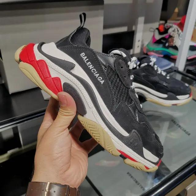 Balnciaga Triple S Black/Red tenisice — prednji prikaz
