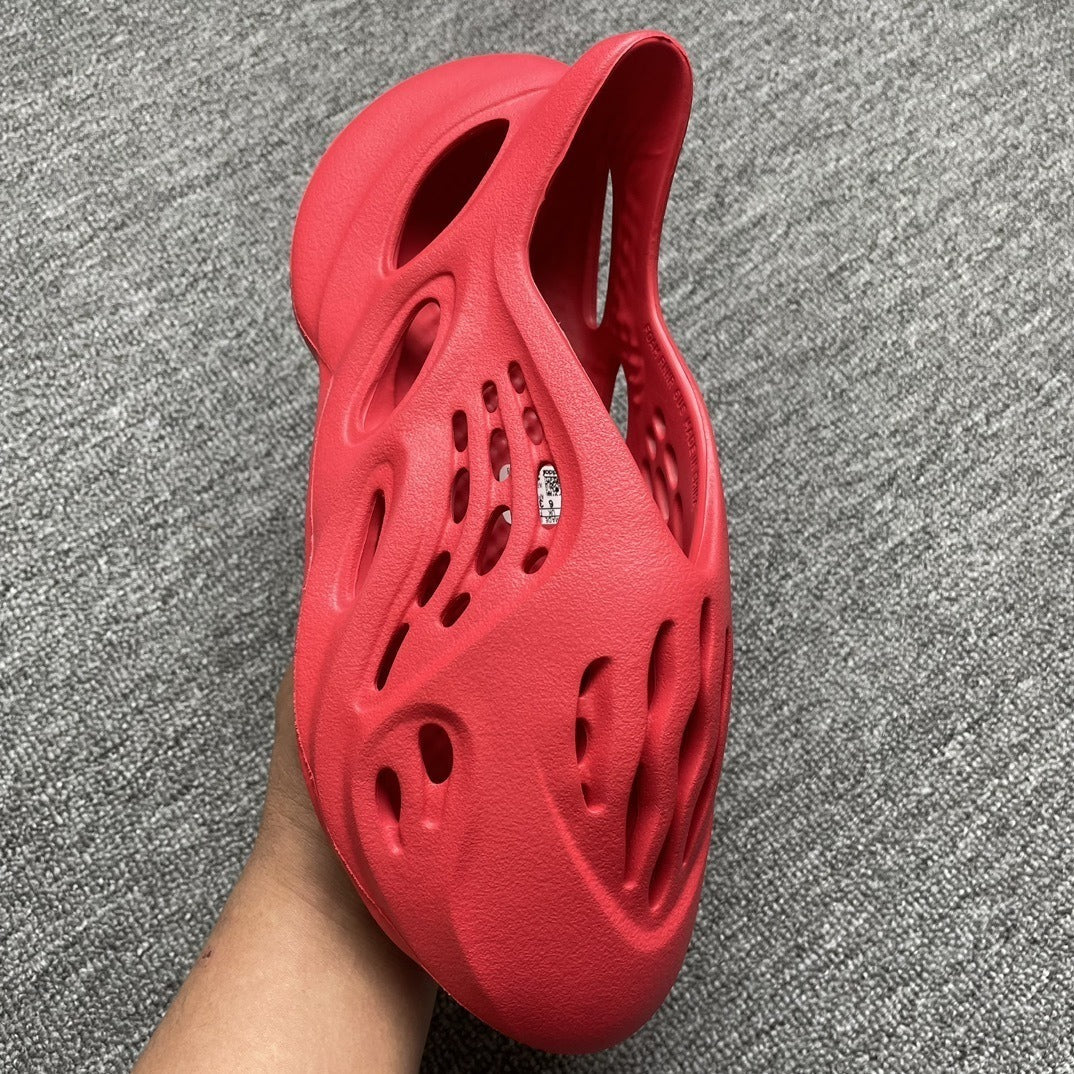 Yeezy Foam Runners Red tenisice — prednji prikaz