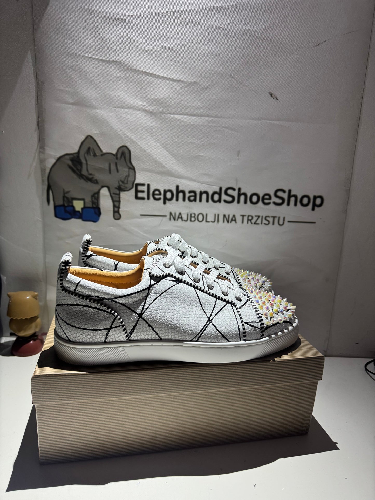 Louboutin White tenisice — bočni prikaz