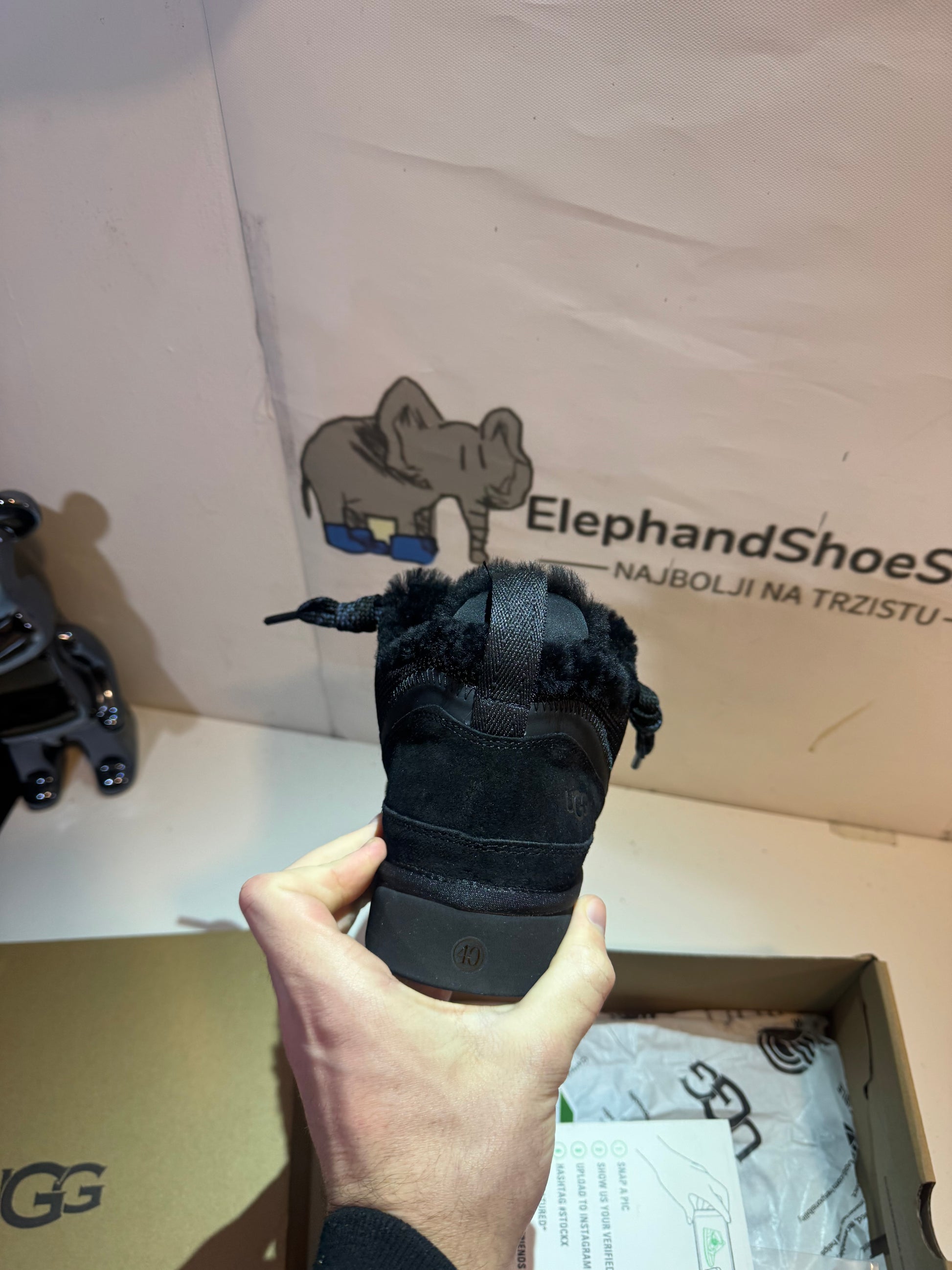 UGG Lowmel Black čizme — prednji prikaz