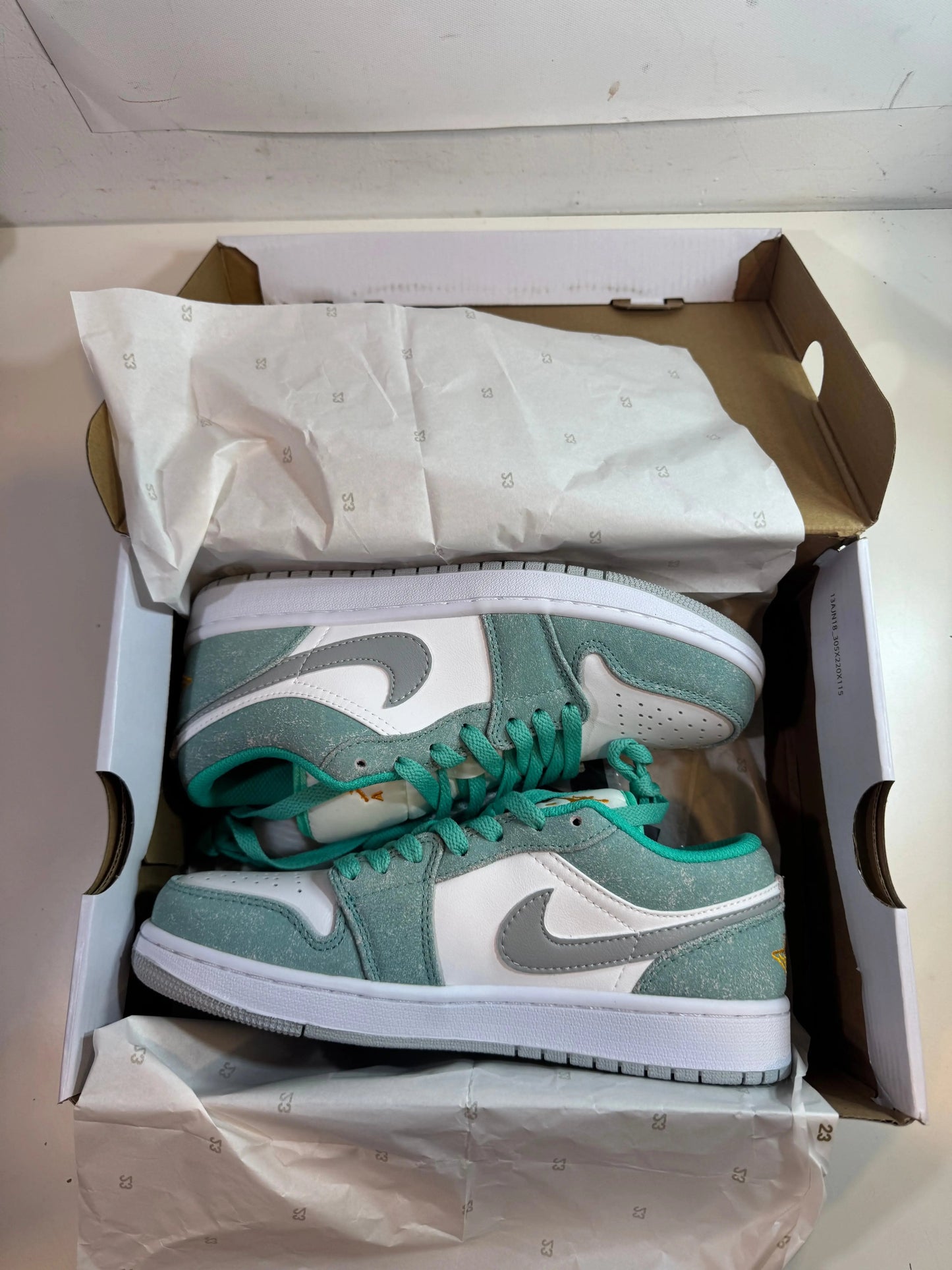 Jordan 1 Low Oreen tenisice — bočni prikaz