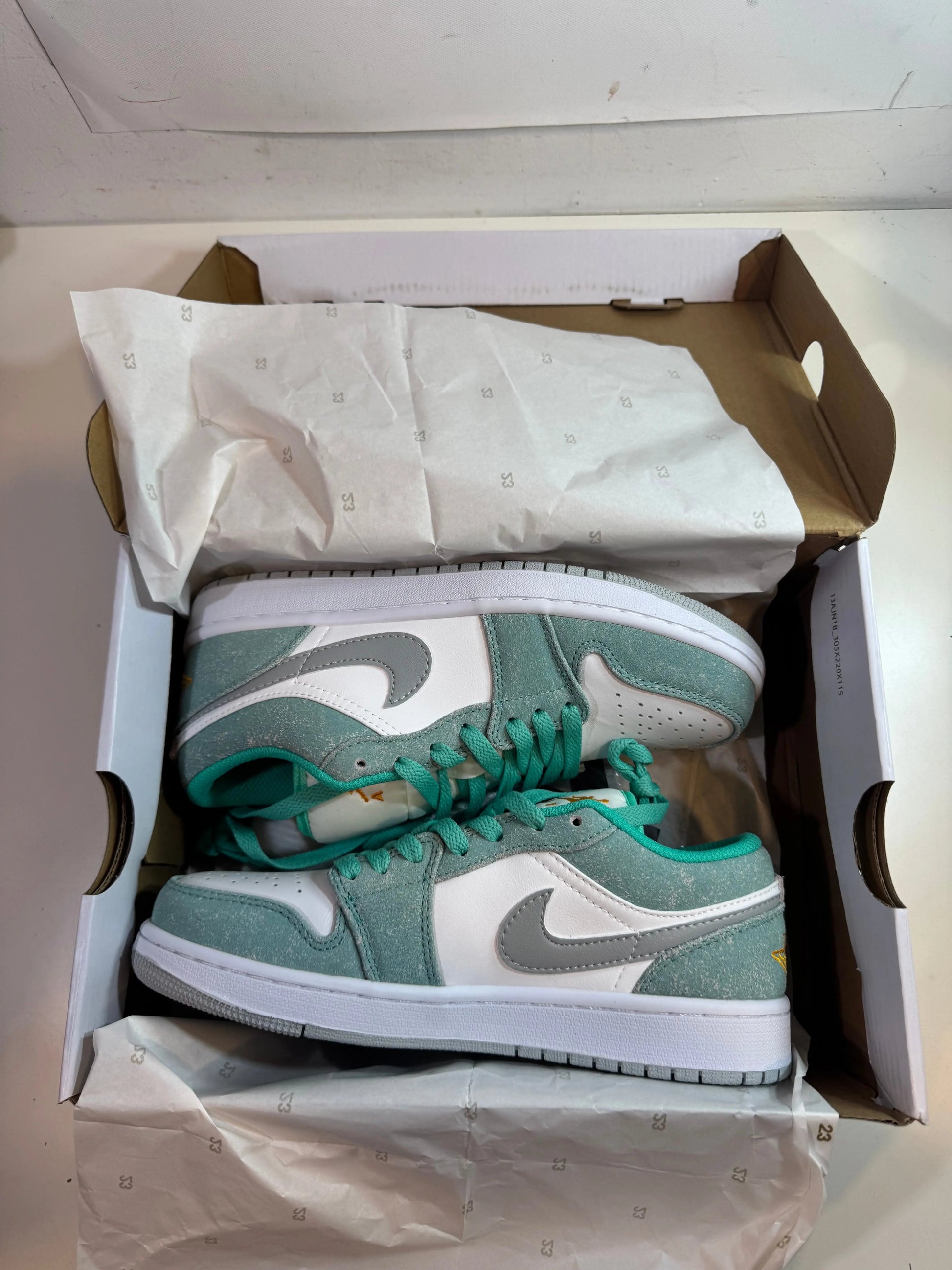 Jordan 1 Low Oreen tenisice — bočni prikaz