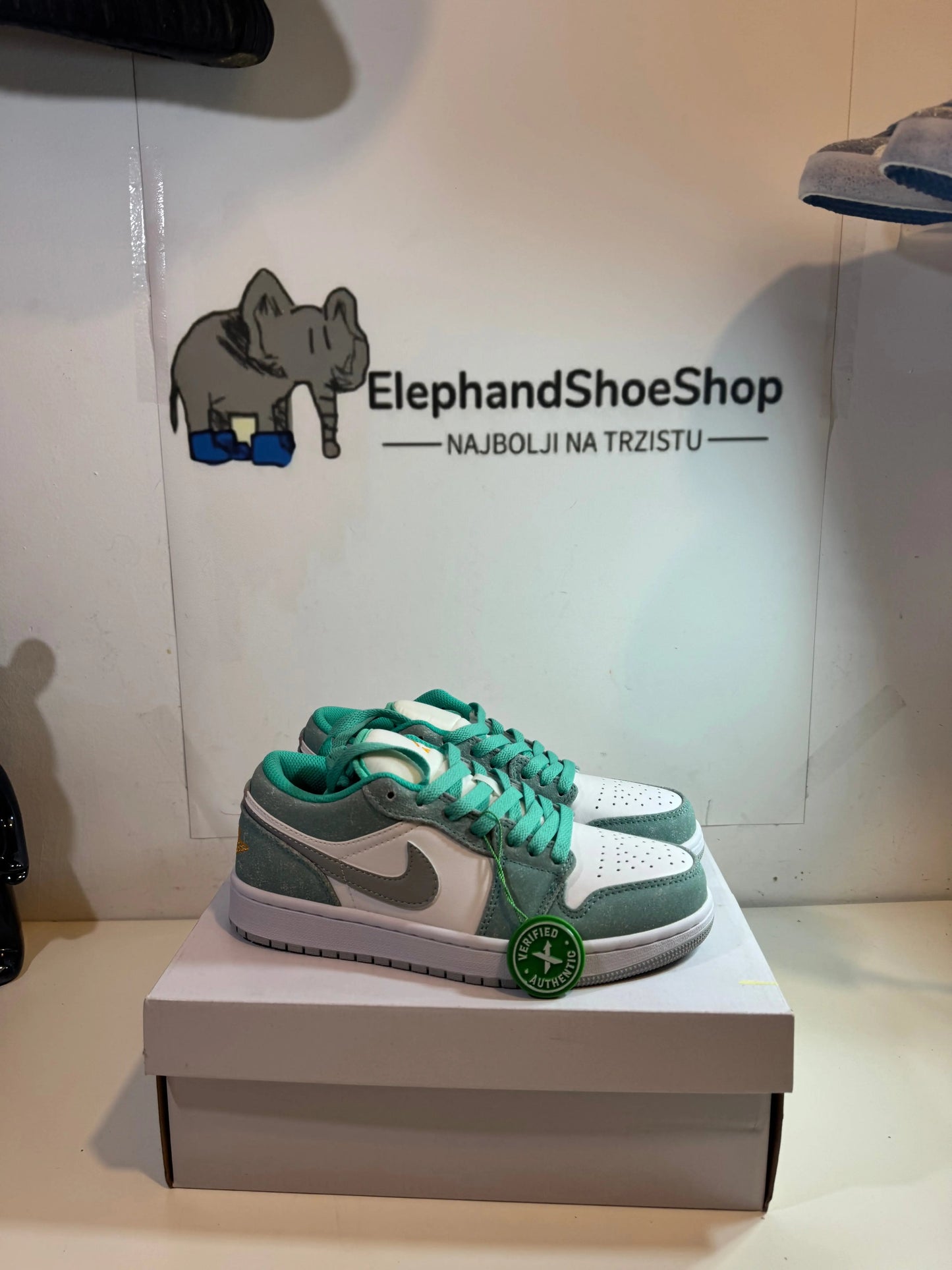 Jordan 1 Low Oreen tenisice — prednji prikaz