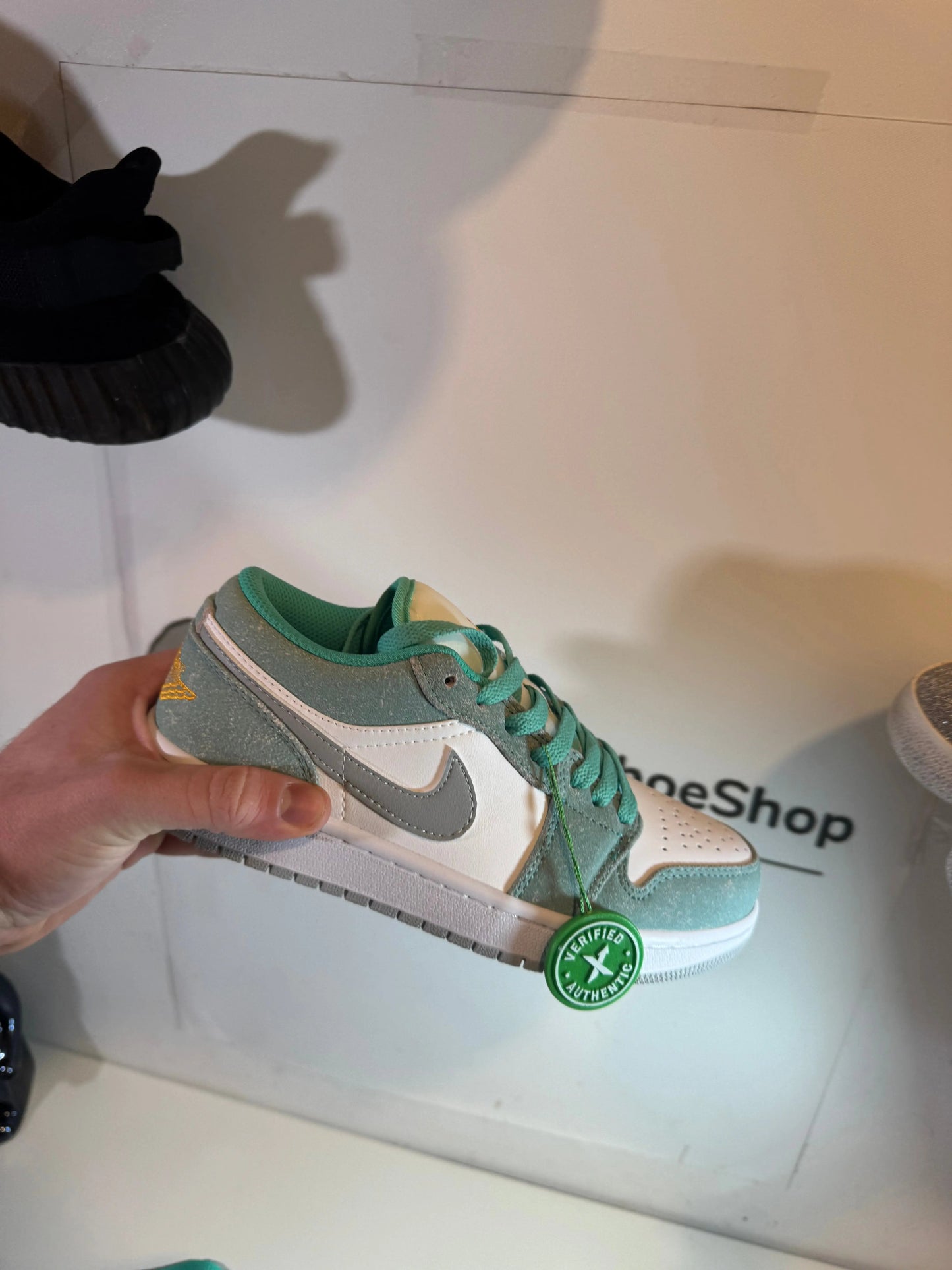 Jordan 1 Low Oreen tenisice — gornji prikaz