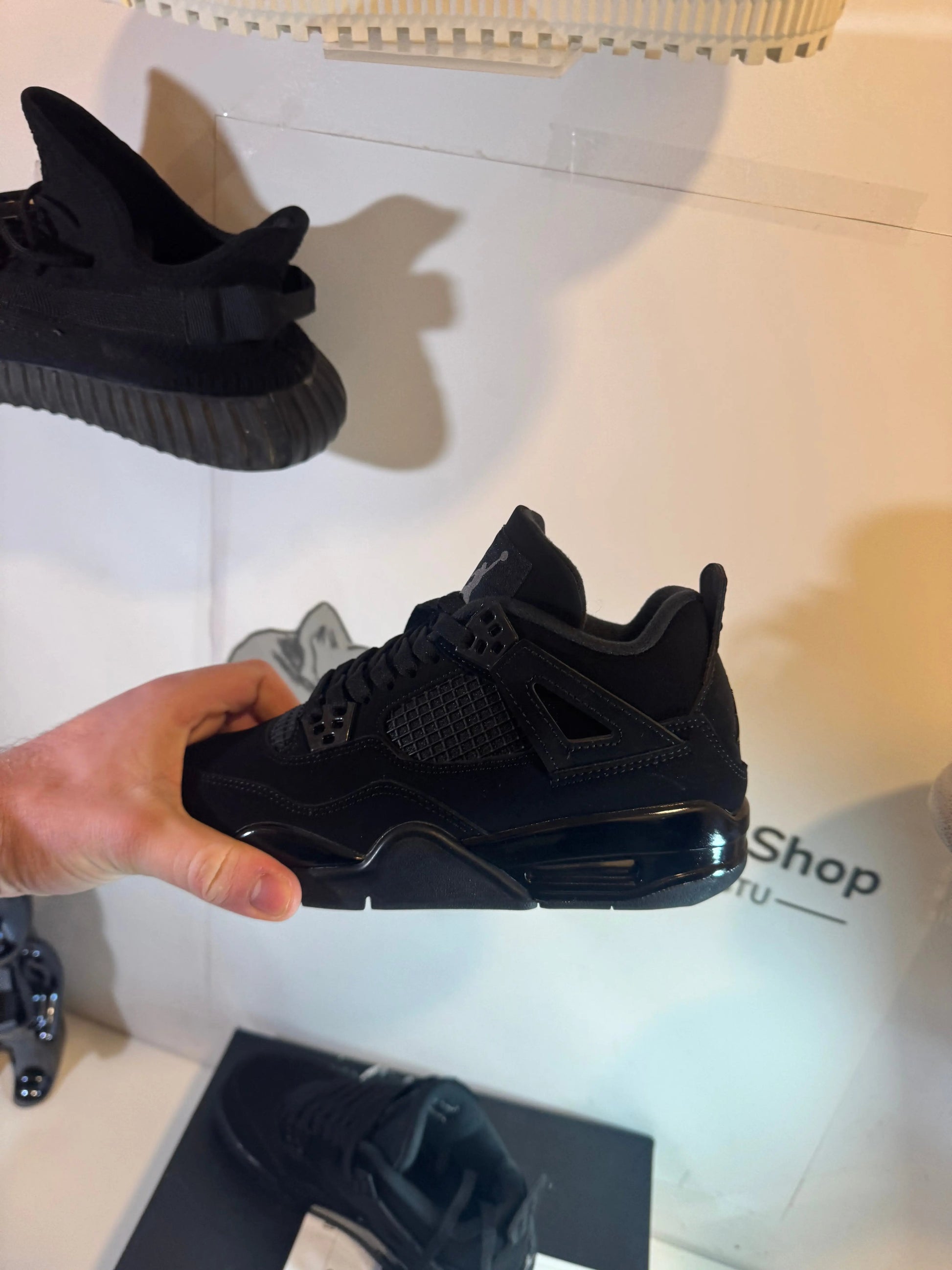 Jordan 4 Black Cat tenisice — prednji prikaz
