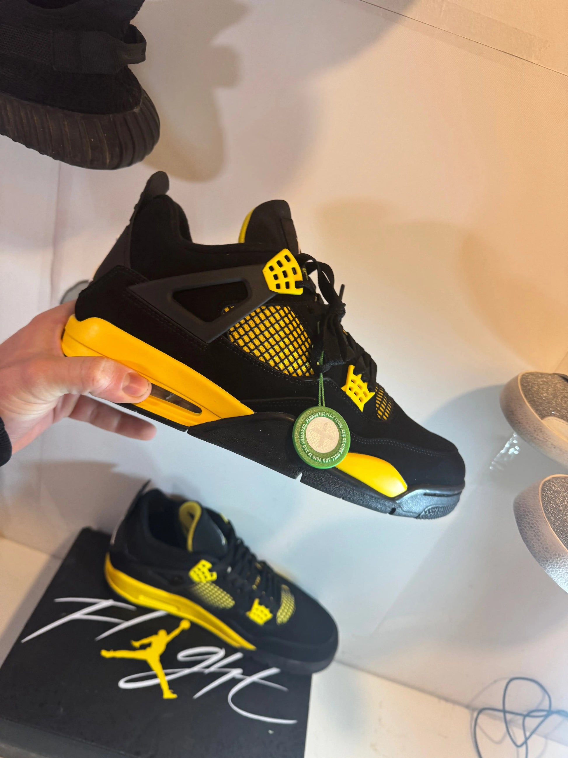 Jordan 4 Thunder tenisice — prednji prikaz