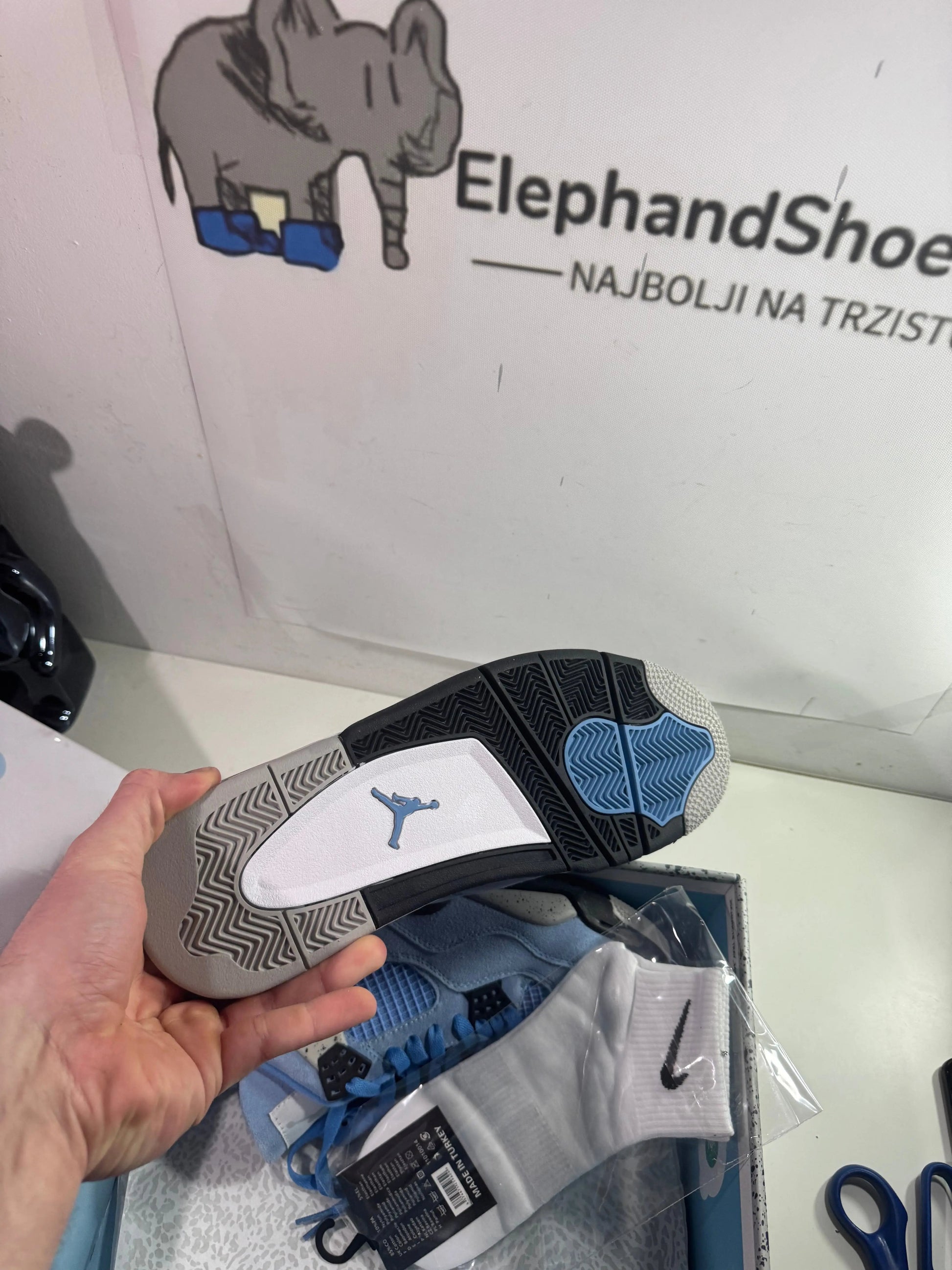 Jordan 4 University Blue tenisice — prednji prikaz