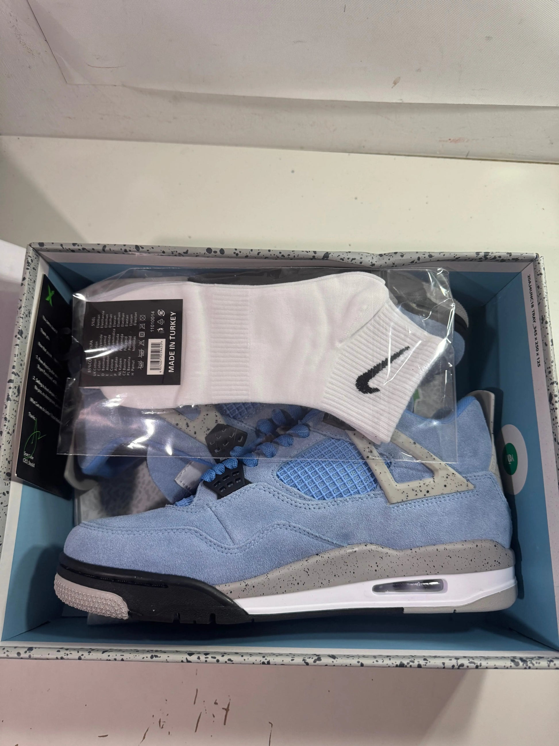 Jordan 4 University Blue tenisice — detalj
