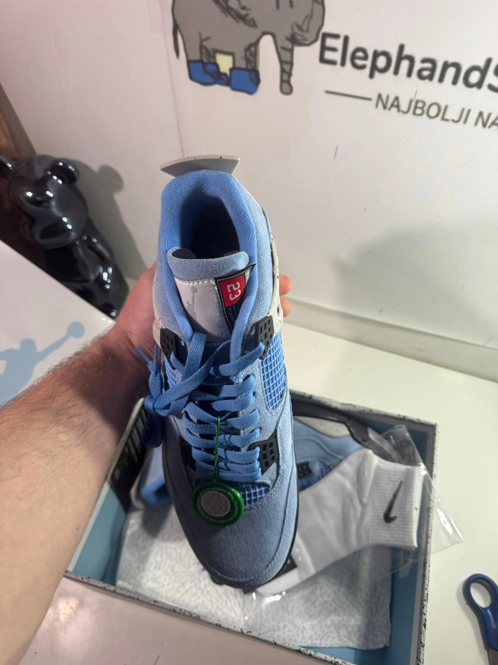 Jordan 4 University Blue tenisice — gornji prikaz