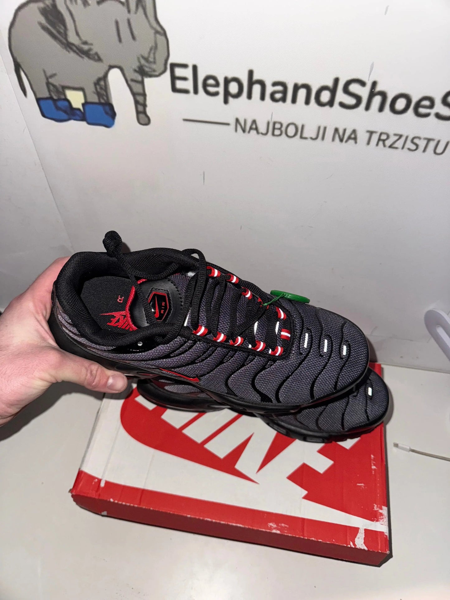 TN Black/Red tenisice — prednji prikaz