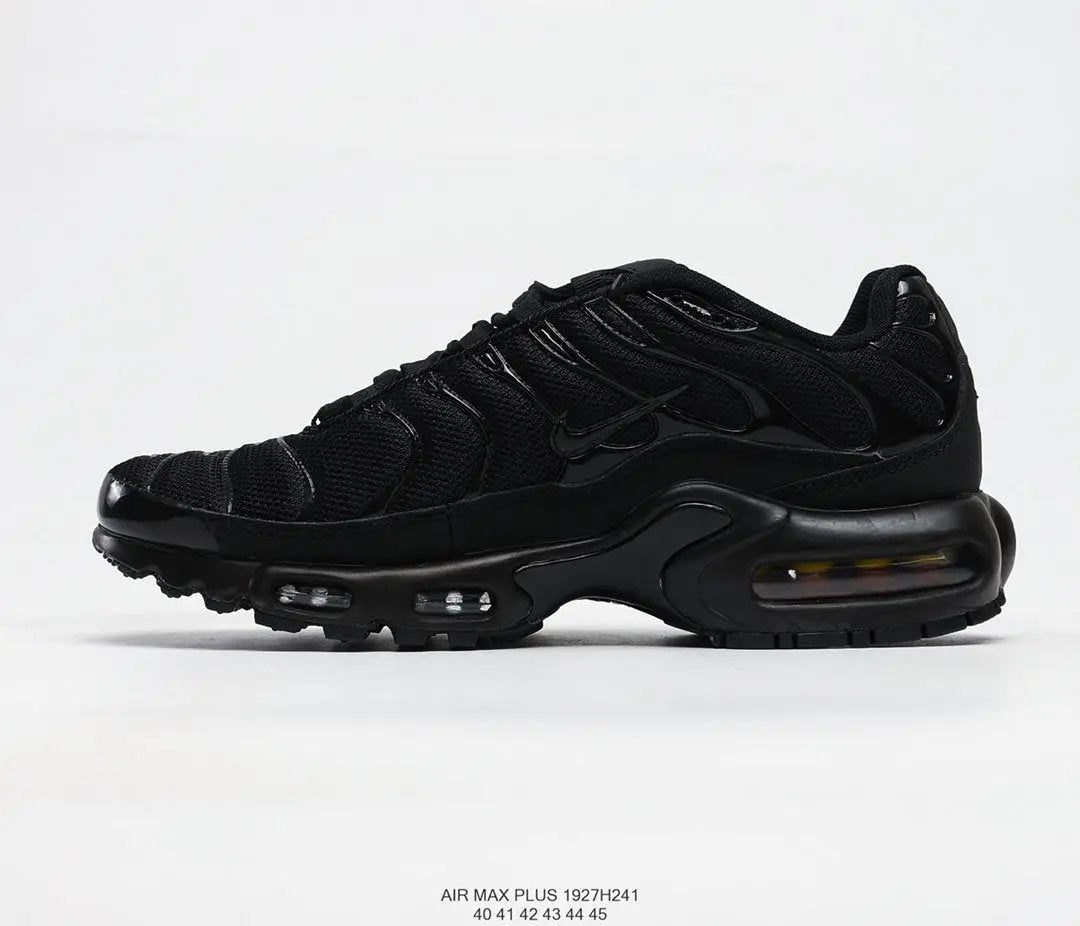 TN Triple Black tenisice — prednji prikaz