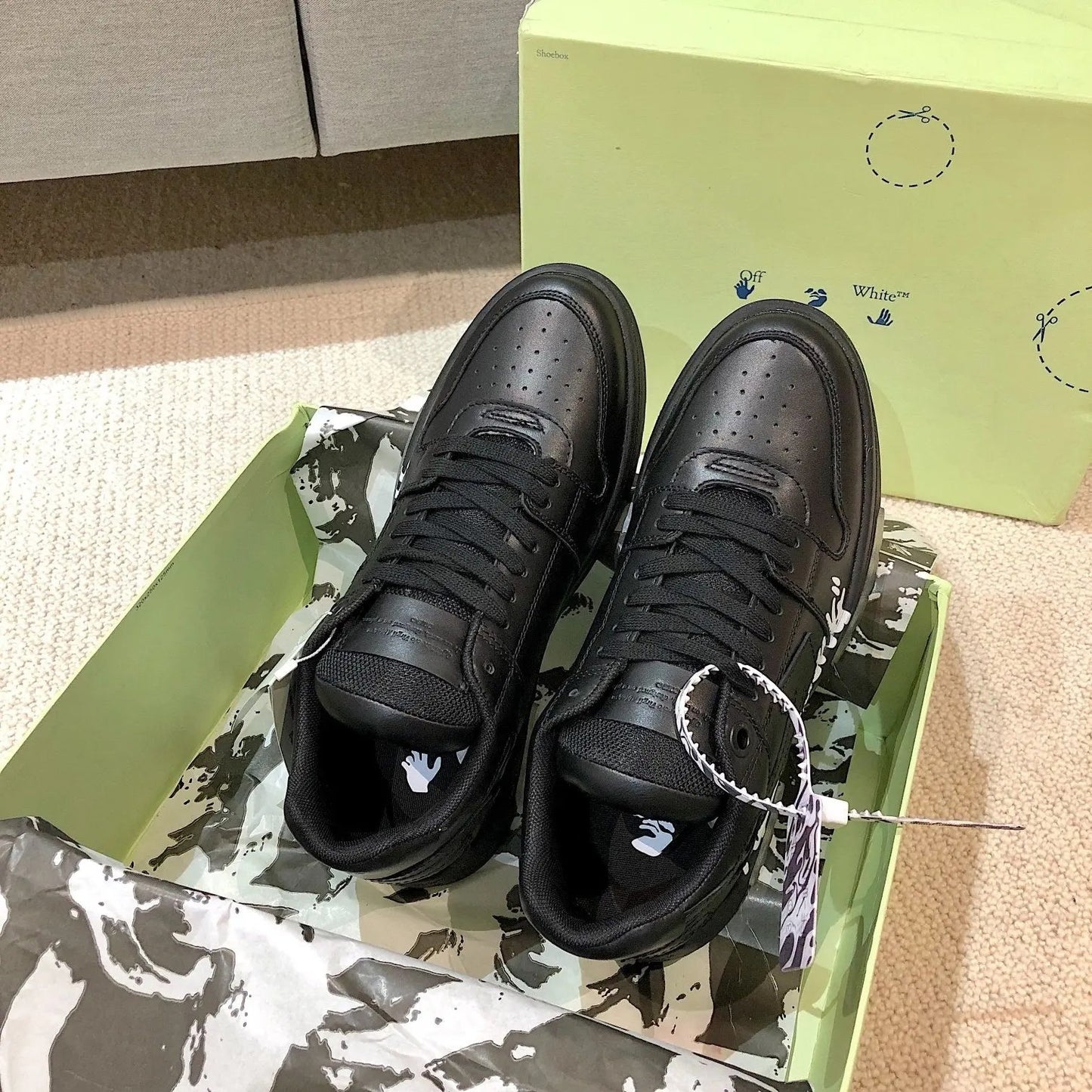 OFF-WHITE out the office Graffiti Balck tenisice — detalj