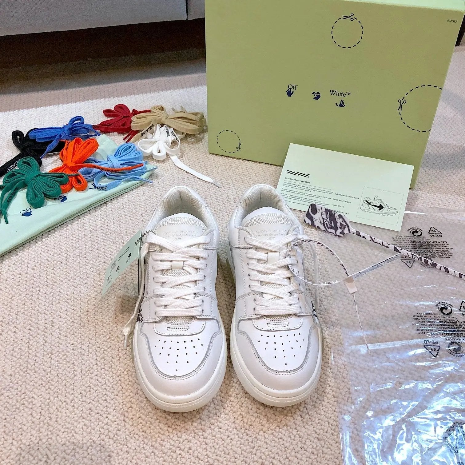 OFF-WHITE out the office Graffiti White tenisice — prednji prikaz