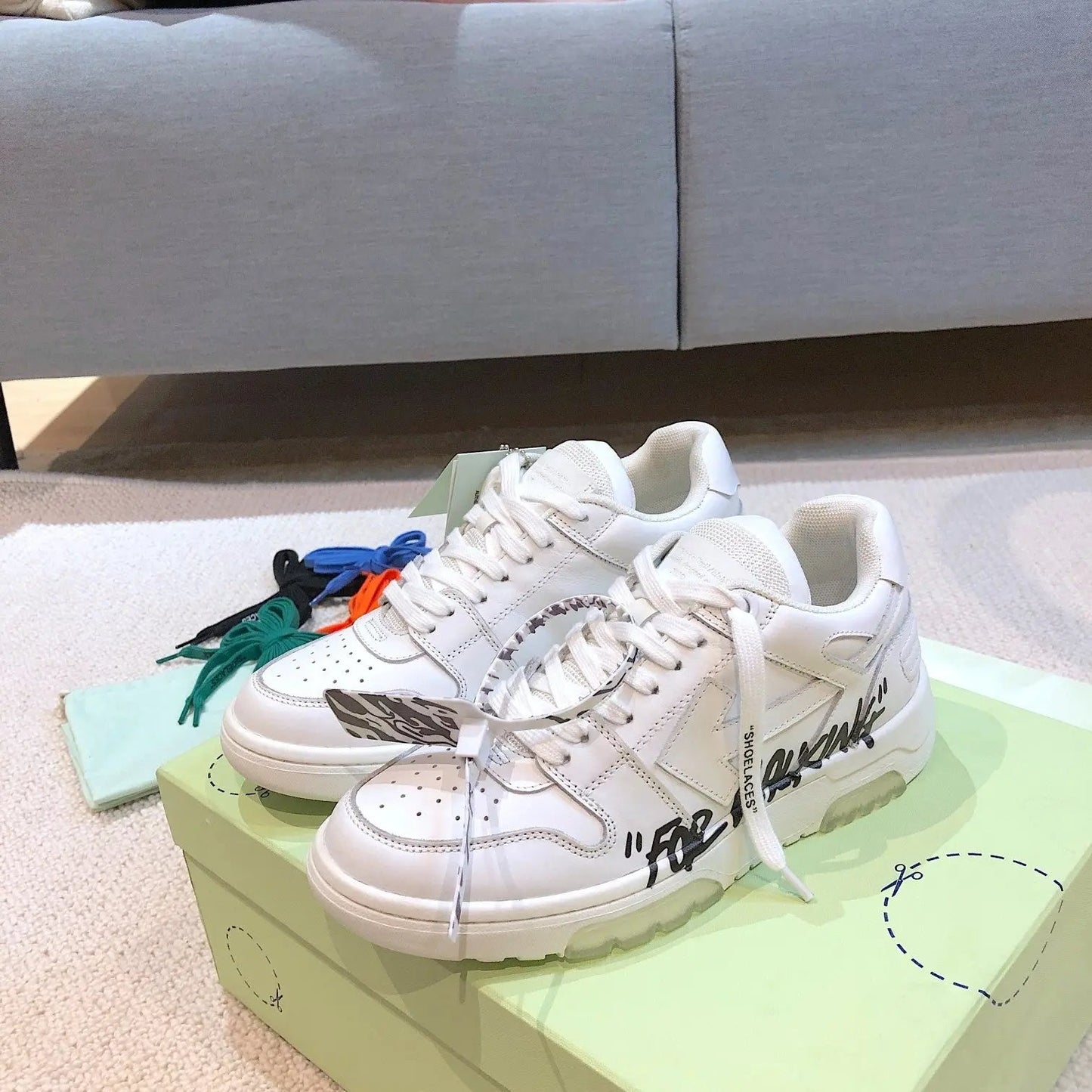 OFF-WHITE out the office Graffiti White tenisice — detalj