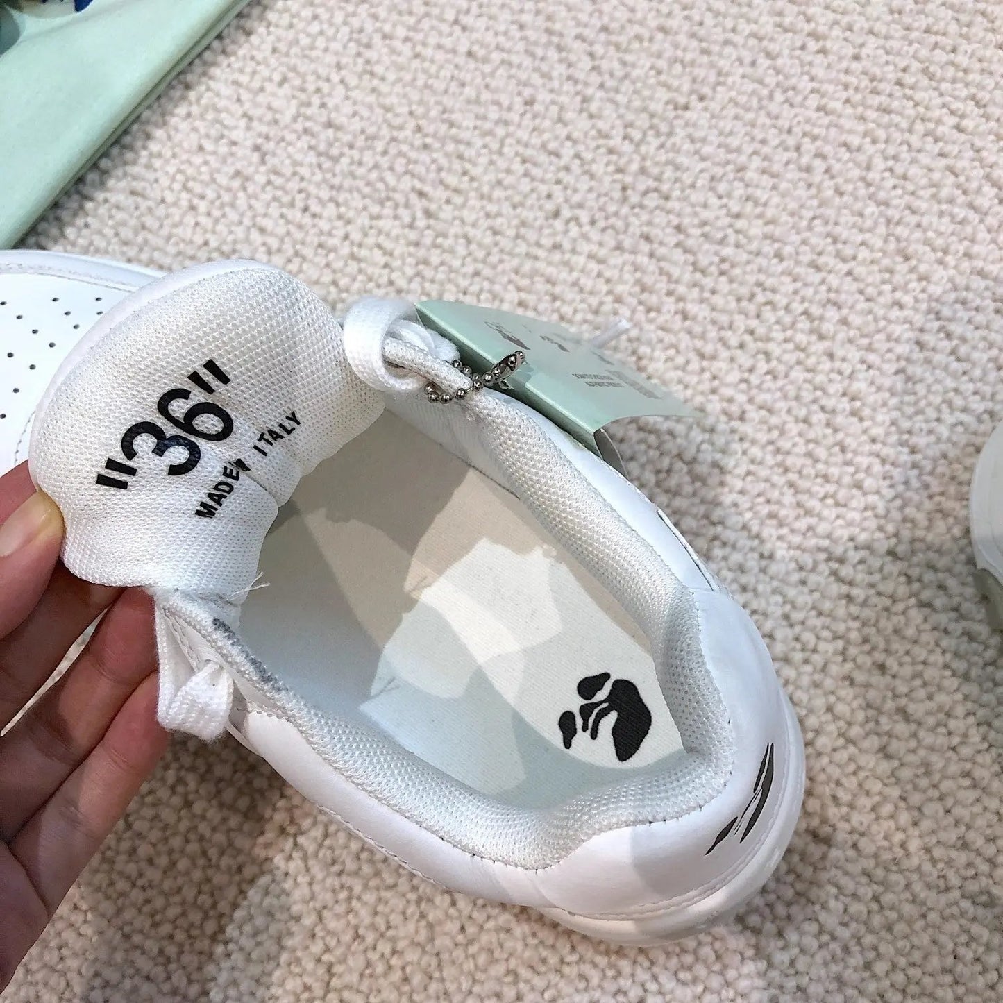OFF-WHITE out the office Whole White tenisice — detalj