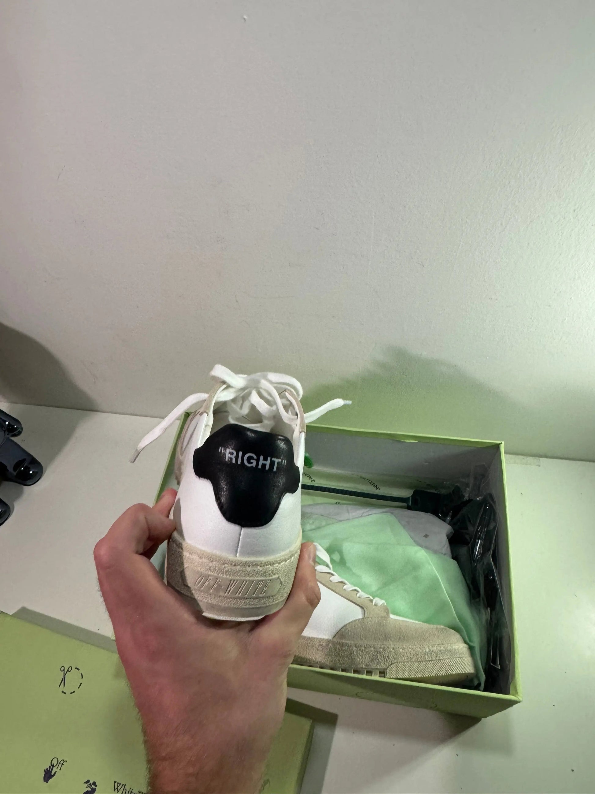 Off White Low White/Black tenisice — detalj