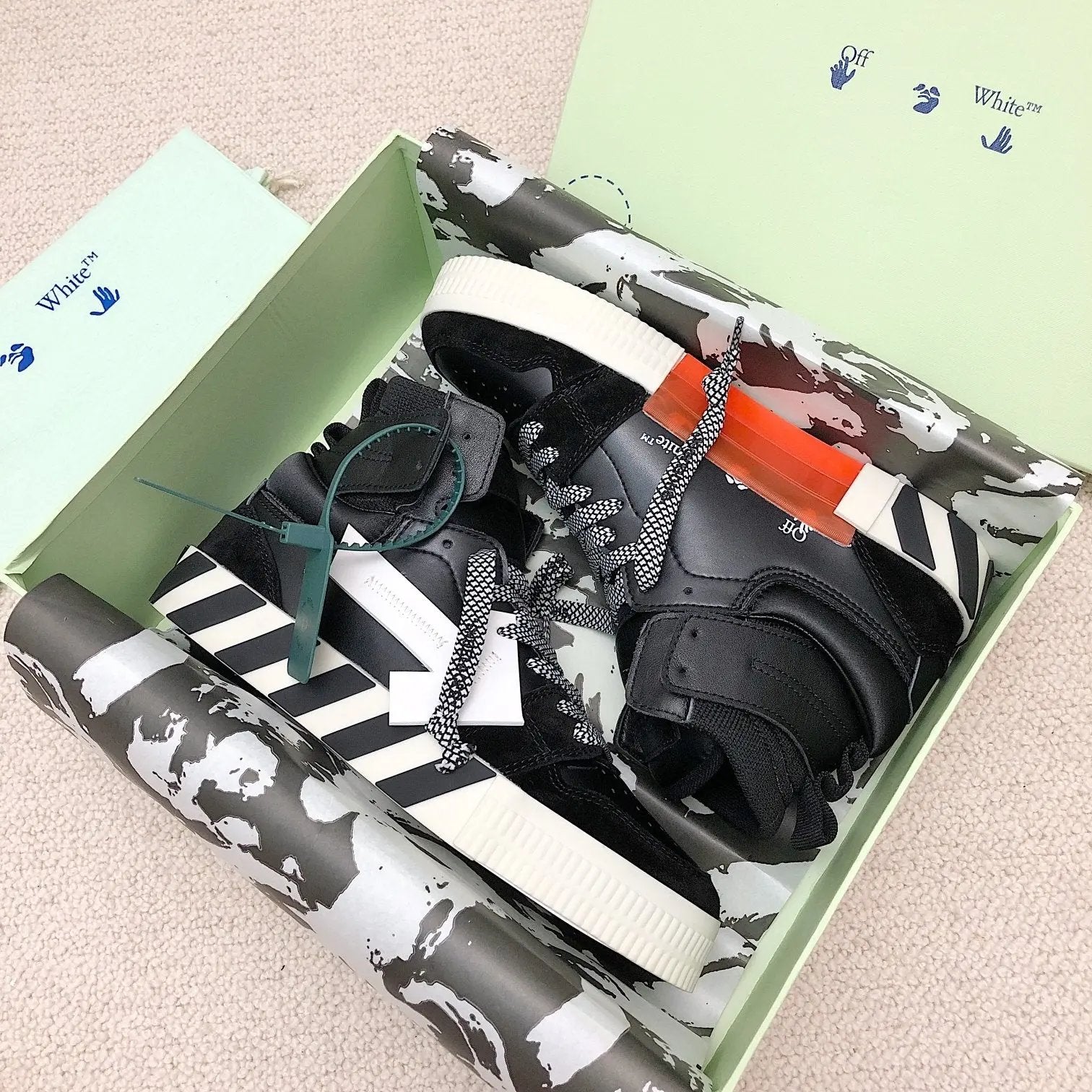 Off-White Mid-Top Black tenisice — detalj