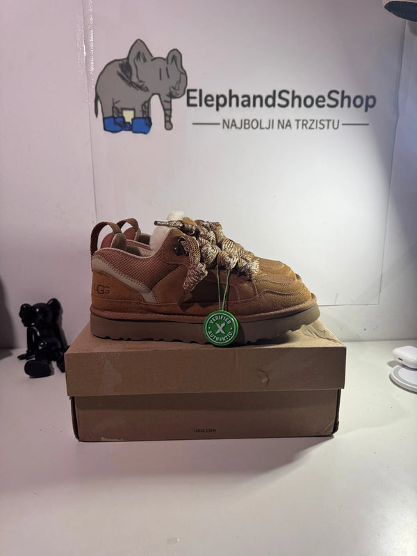 UGG Lowmel Brown čizme — bočni prikaz