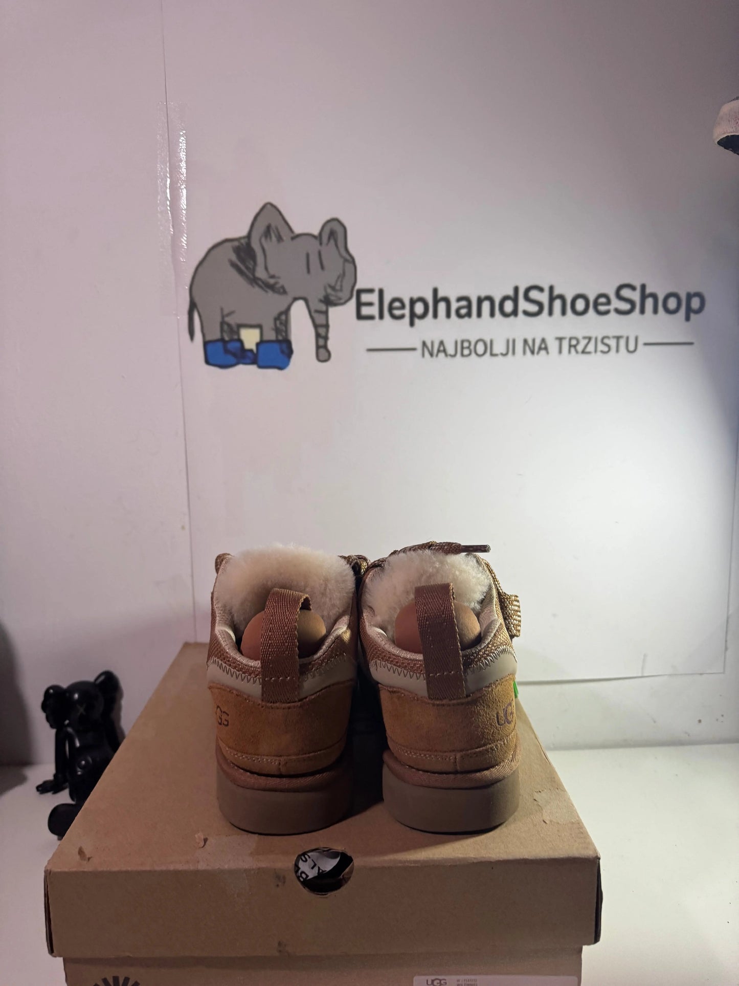 UGG Lowmel Brown čizme — prednji prikaz