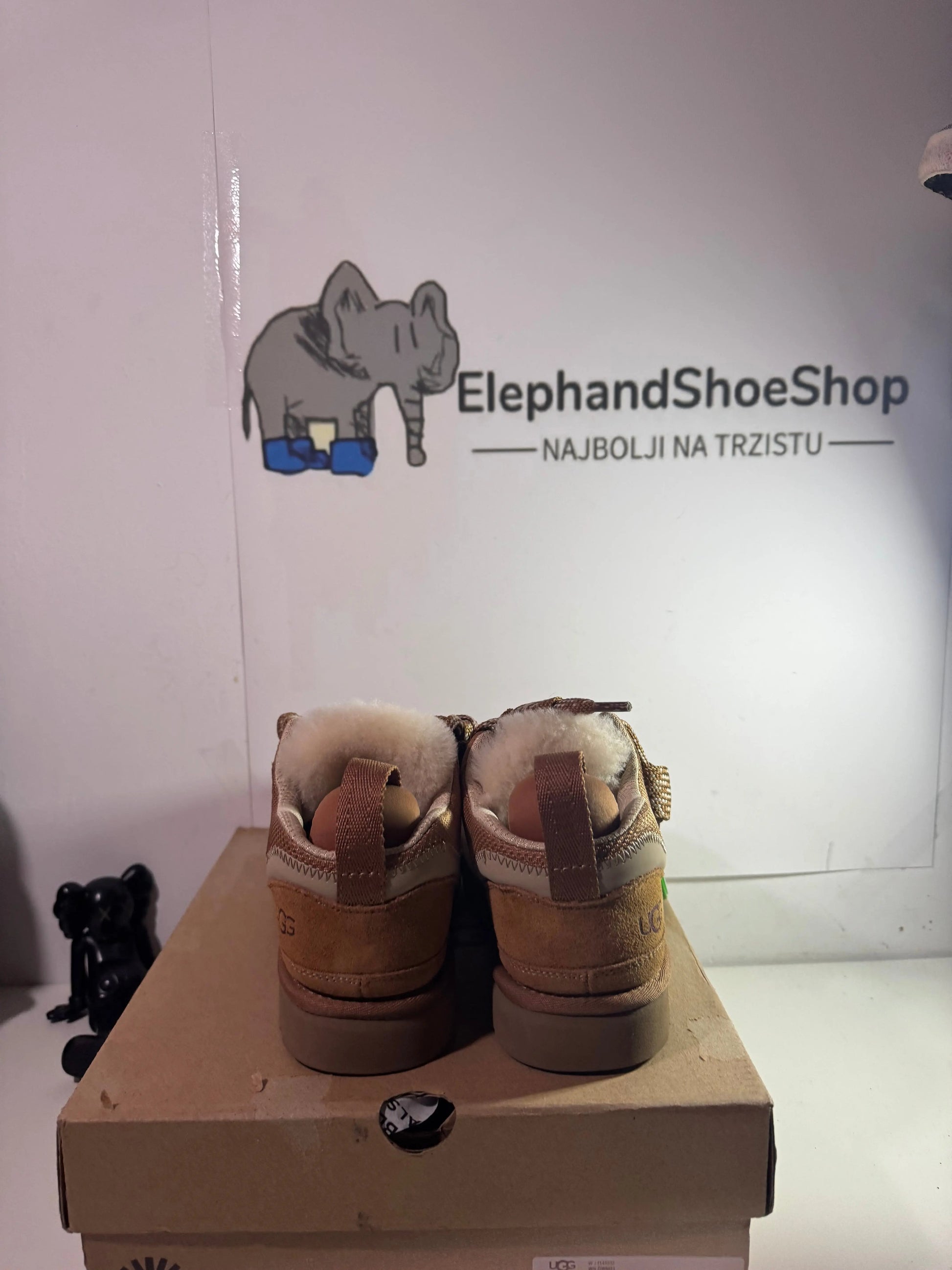 UGG Lowmel Brown čizme — prednji prikaz