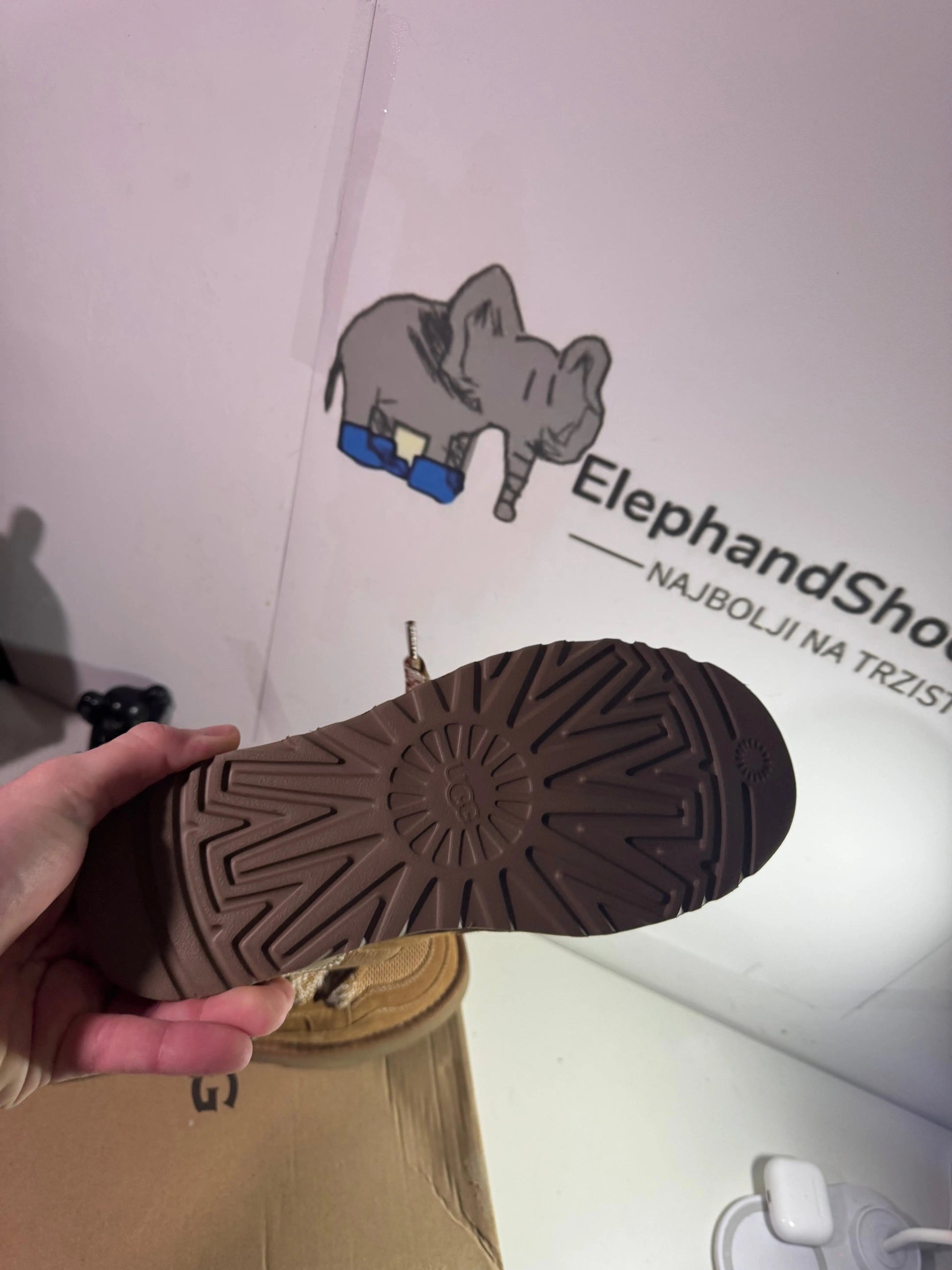 UGG Lowmel Brown čizme — gornji prikaz