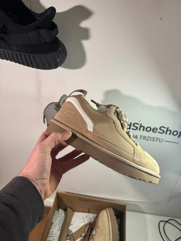 UGG Lowmel Sand čizme — bočni prikaz
